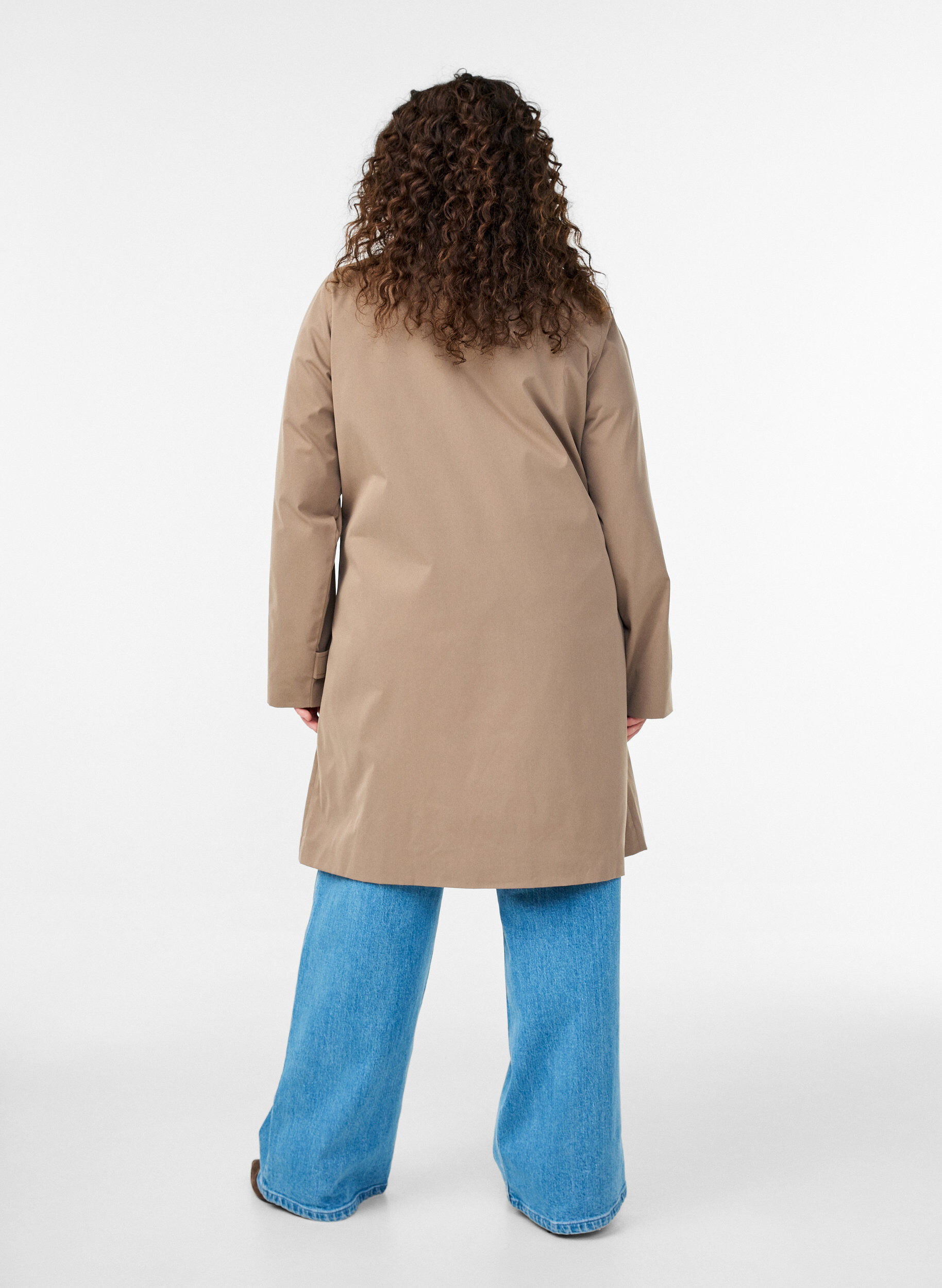 Zizzi For&aring;rsjakke med imiteret ruskindskrave og skjult knaplukning, Beige, Model image number 1