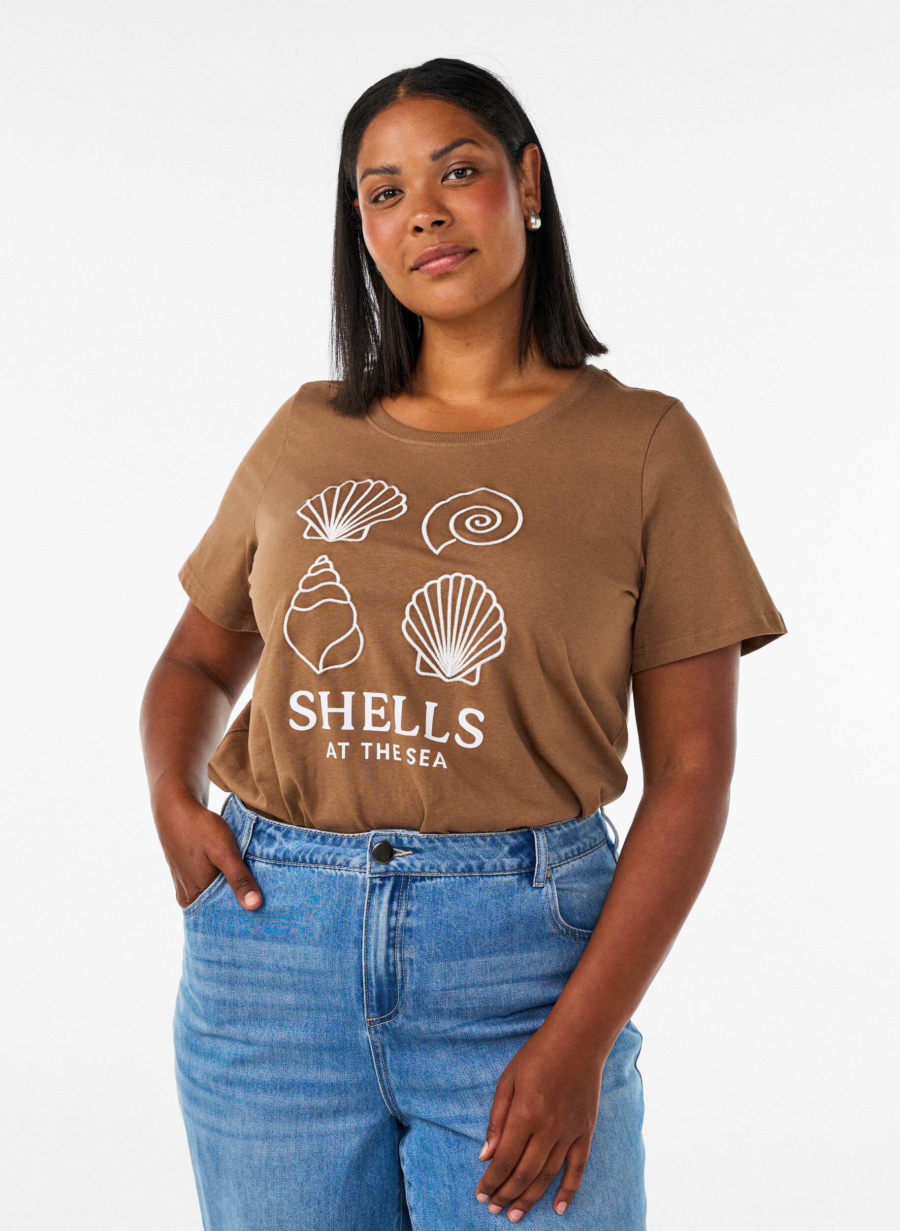 T-shirt i bomuld med printmotiv, Brun, Model
