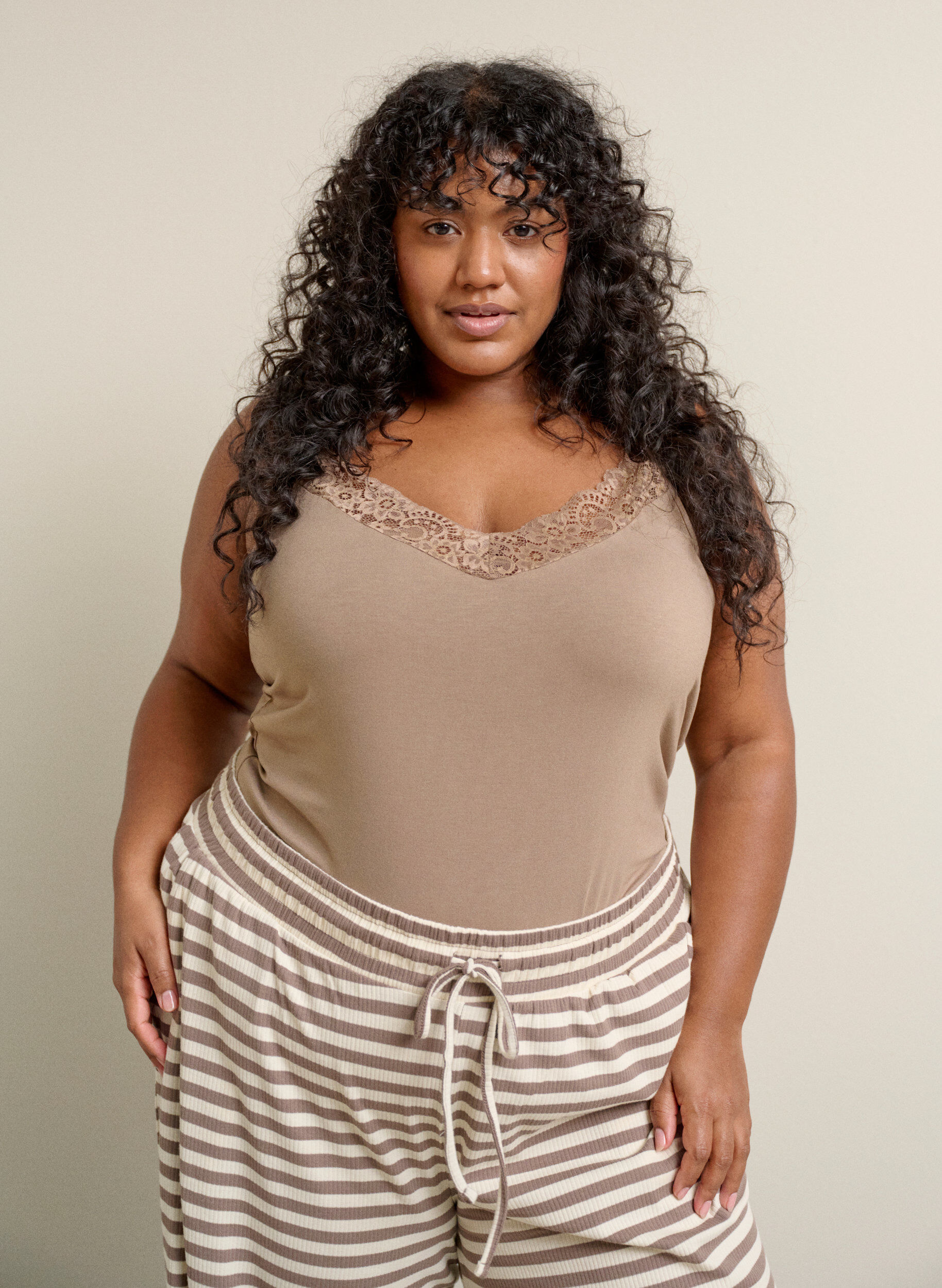 ZizziViskose top med blondekant, Beige, Image image number 0