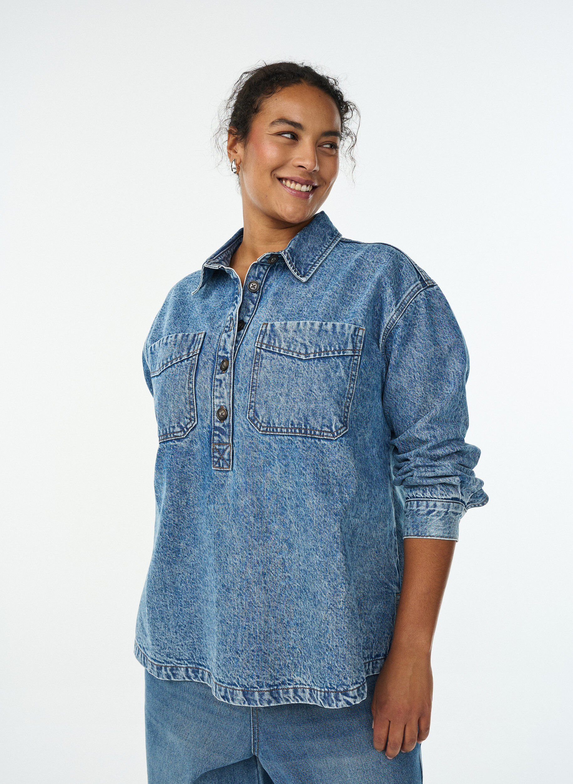 Zizzi Denimskjorte med halv stolpelukning og brystlommer, Bl&aring;, Model image number 0