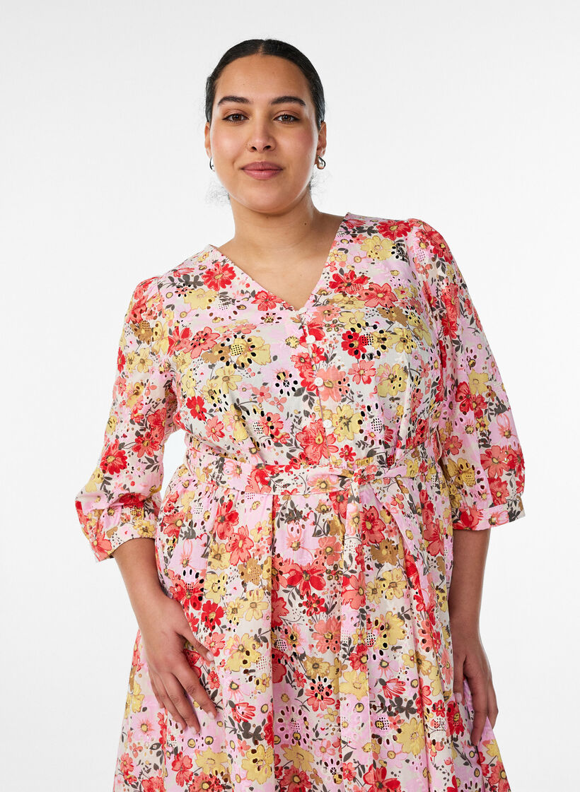 Blomstret midikjole med broderie anglaise og bindeb&aring;nd, Lyser&oslash;d, Model