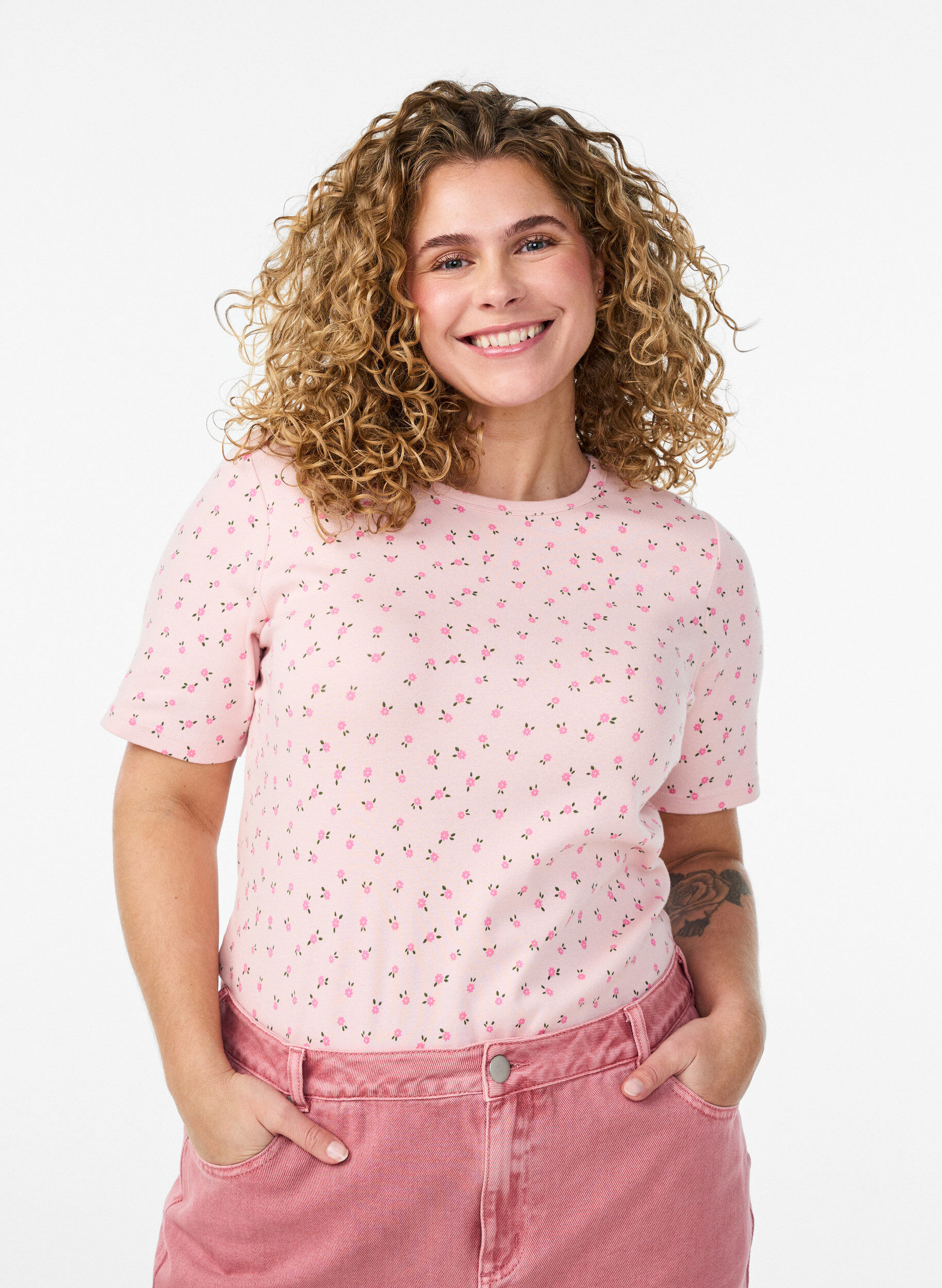 Zizzi T-shirt i bomuld med allover print, Lyser&oslash;d, Model image number 0