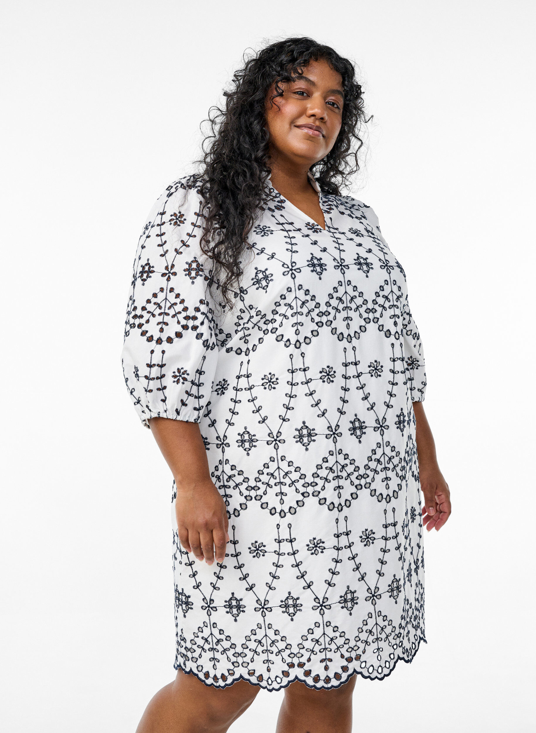 Zizzi Kjole med kontrastfarvet broderi anglaise, White w. Navy Blazer, Model image number 0