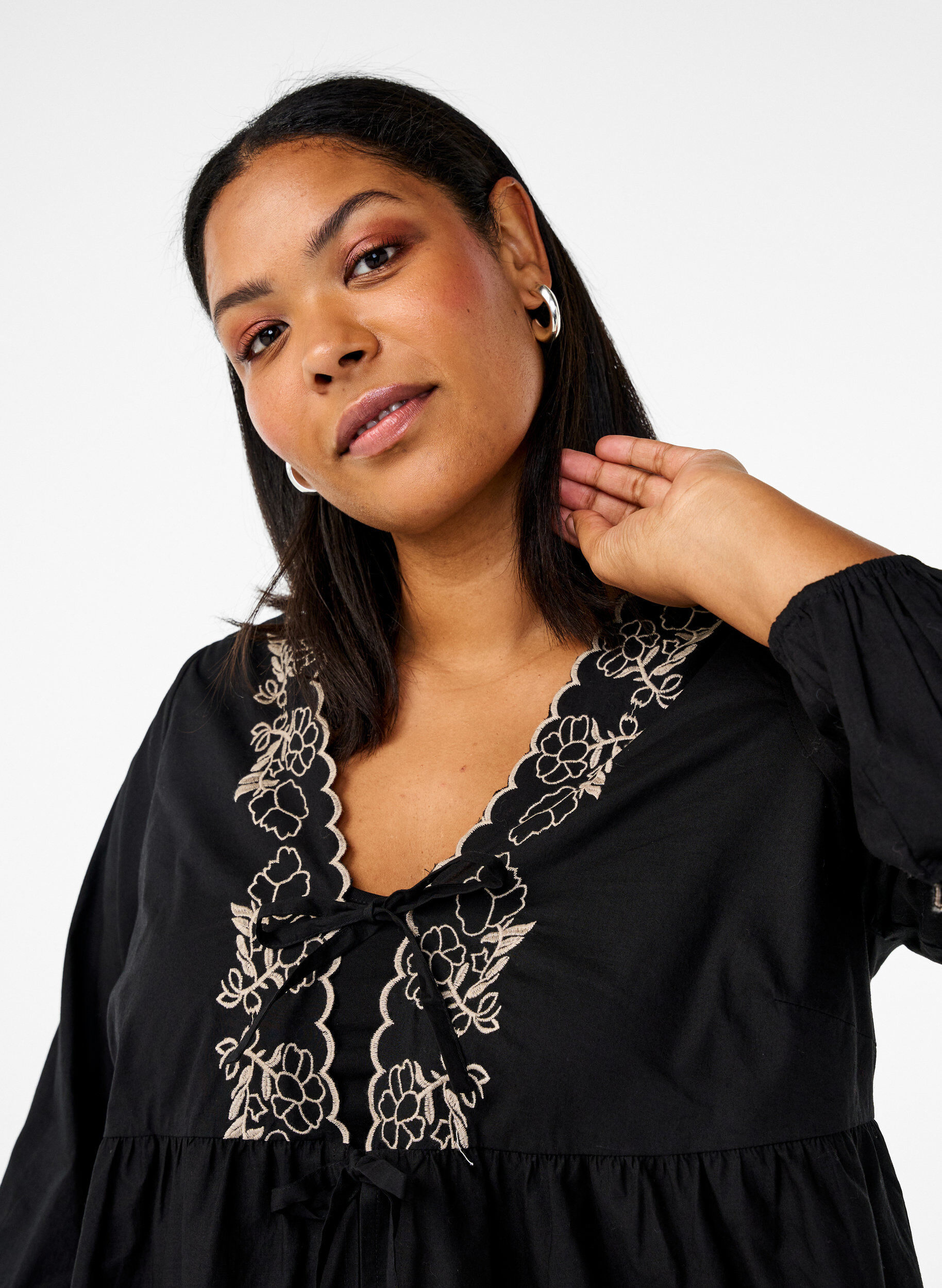 Zizzi Bluse med &aring;ben front og broderidetaljer, Sort, Model image number 3
