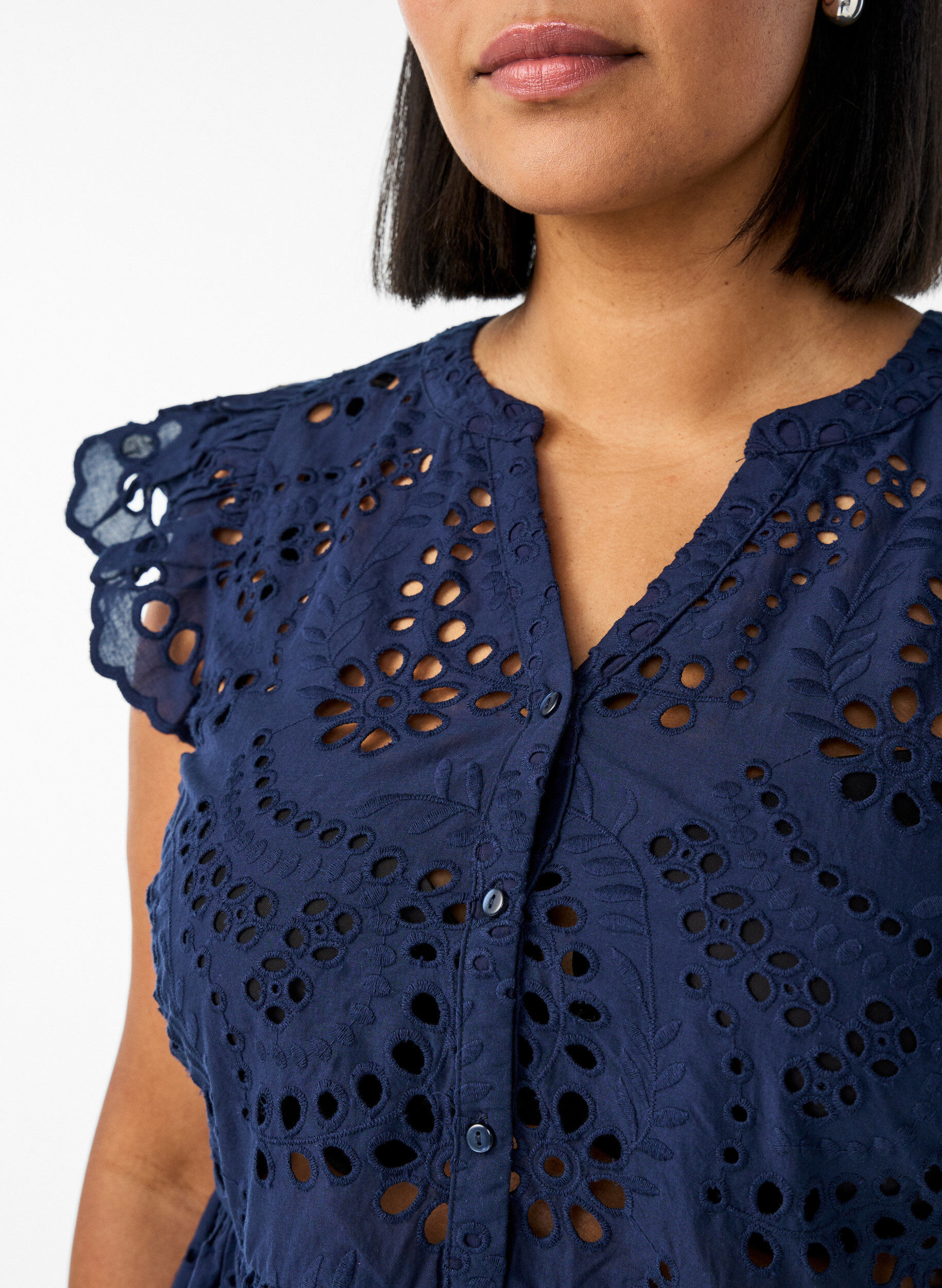 Zizzi &AElig;rmel&oslash;s bluse i broderie anglaise med fl&aelig;ser, Bl&aring;, Model image number 3