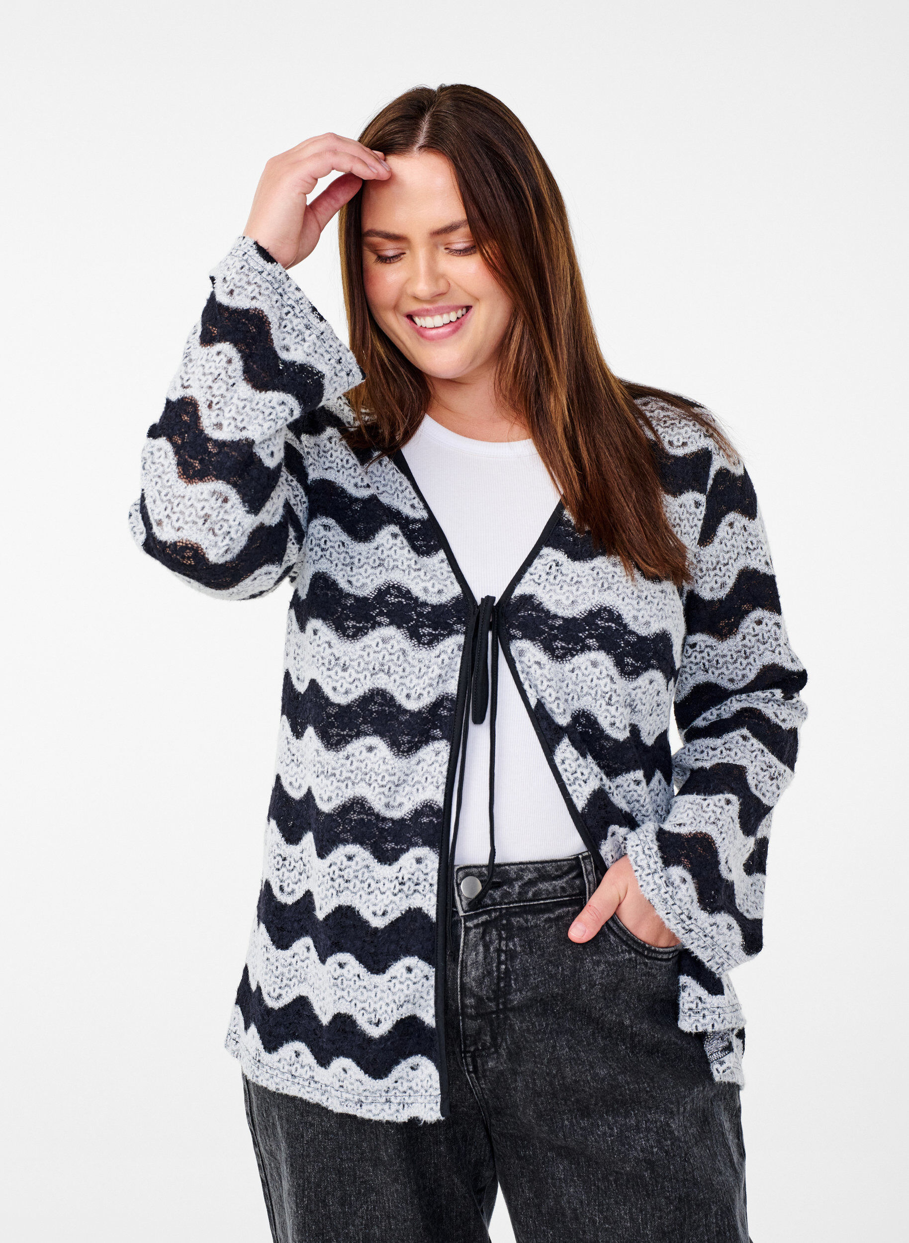 Zizzi Strikcardigan med b&oslash;lgem&oslash;nster, Black Stripe, Model image number 0