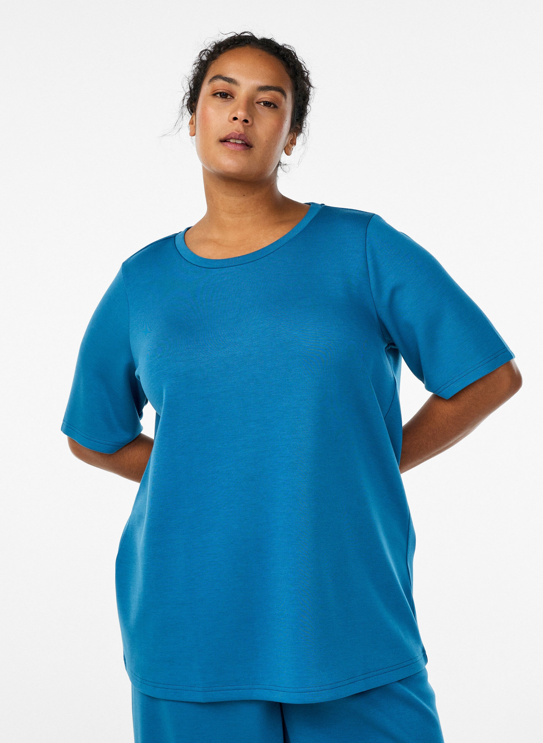 T-shirt i modalmix, Bl&aring;, Model