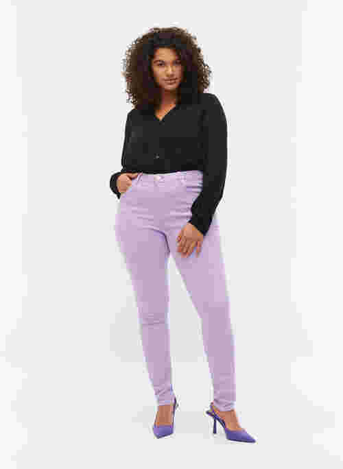 Højtaljede Amy jeans med super slim fit, Lavender, Model