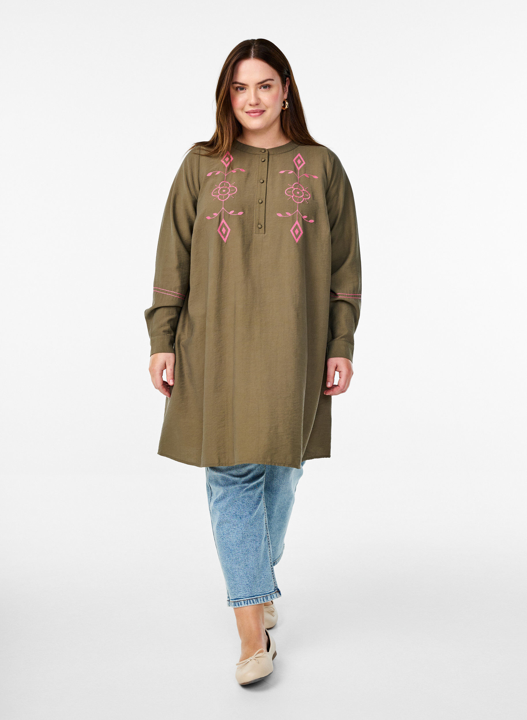 Zizzi Kort kjole med kontrastfarvet broderi, Gr&oslash;n, Model image number 1