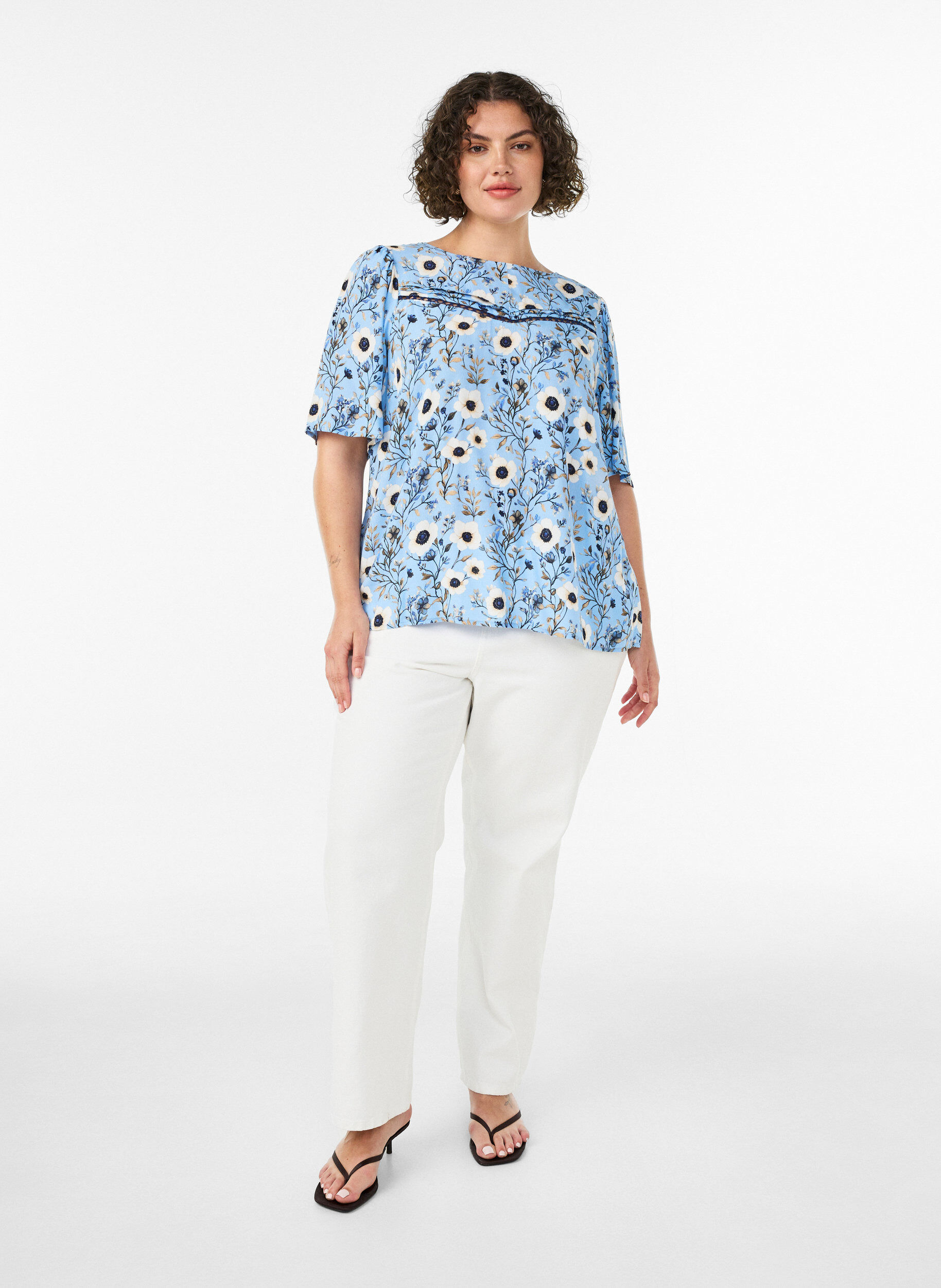 ZizziBlomstret bluse med korte &aelig;rmer, Bl&aring;, Model image number 1