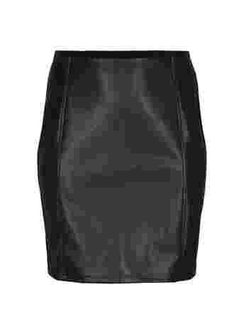 Tætsiddende nederdel med imiteret læder