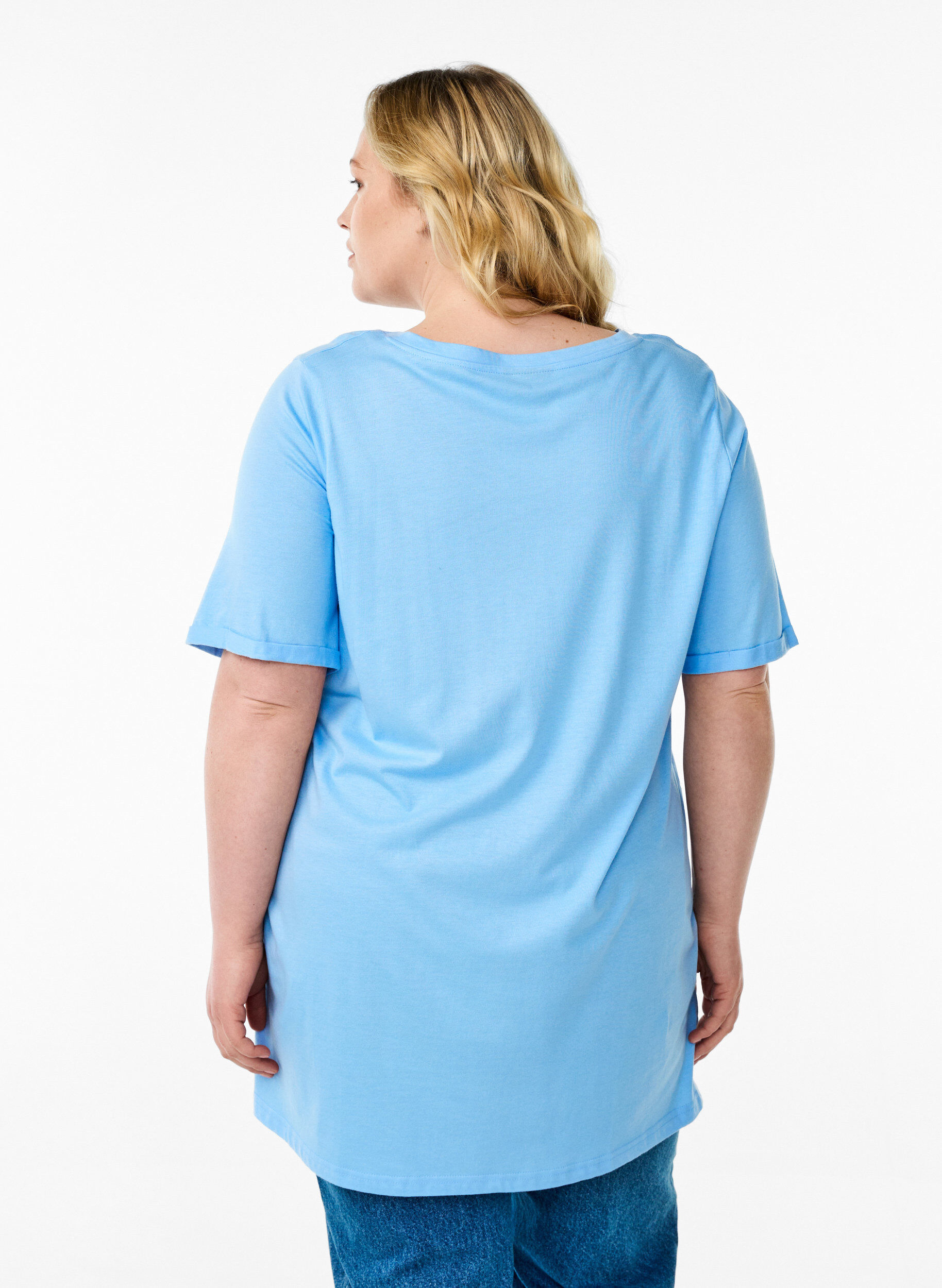 Zizzi Ensfarvet oversize t-shirt med v-hals, Bl&aring;, Model image number 2