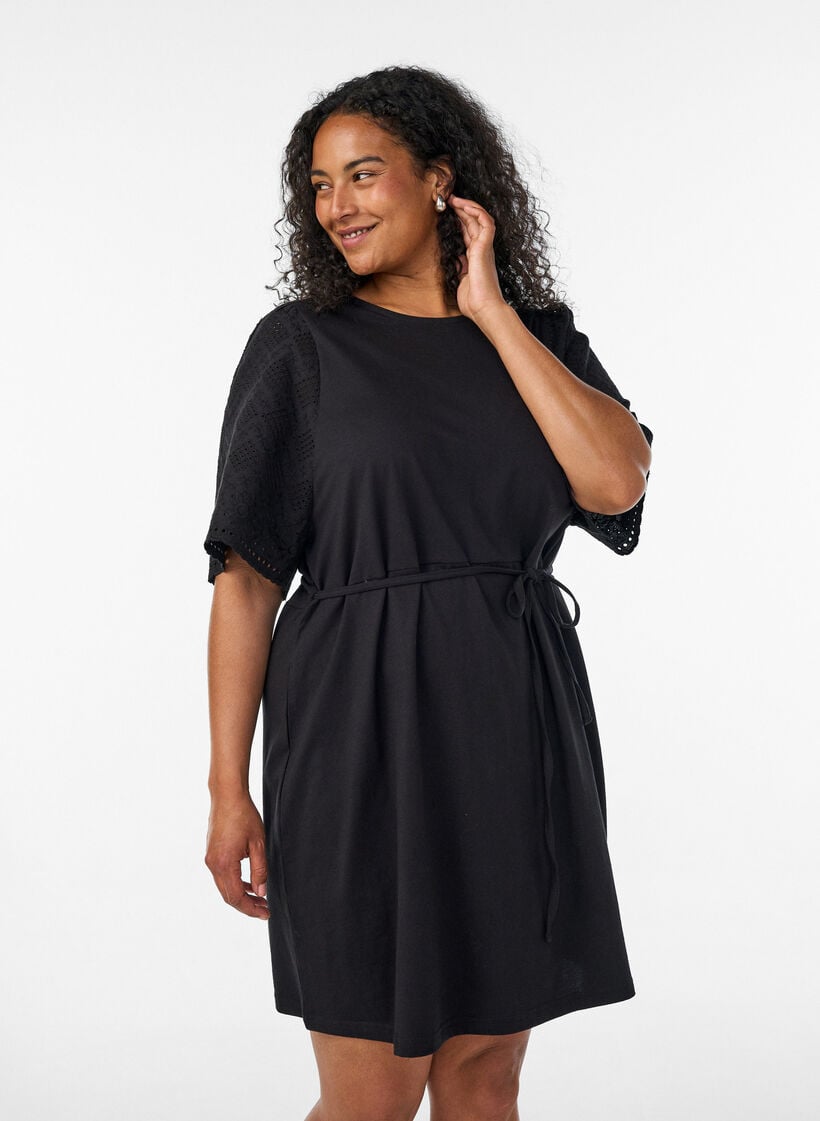 Bomuldskjole med broderie anglaise-&aelig;rmer og bindeb&aring;nd, Sort, Model image number 0