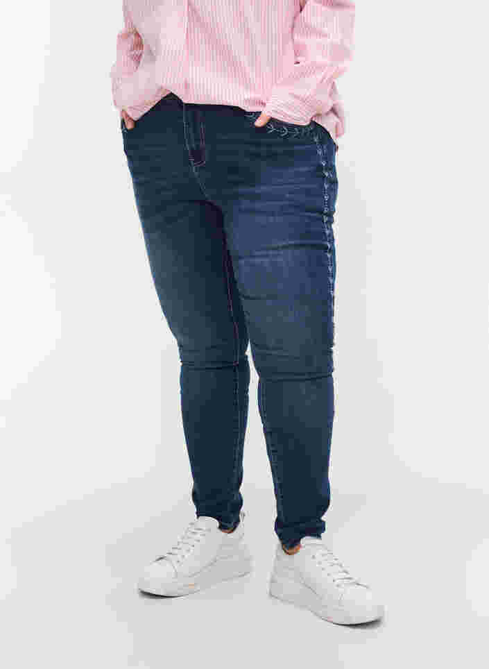 Nille jeans med høj talje og broderi, Blue denim, Model image number 2