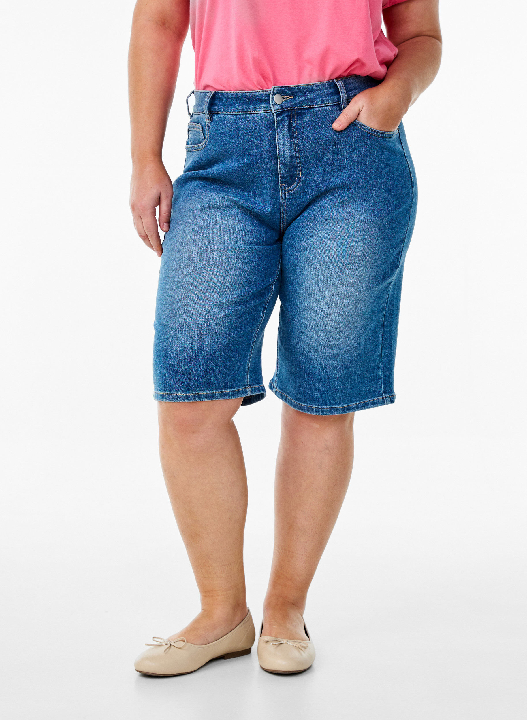 Zizzi Bermudashorts i denim med h&oslash;j talje, Bl&aring;, Model image number 2