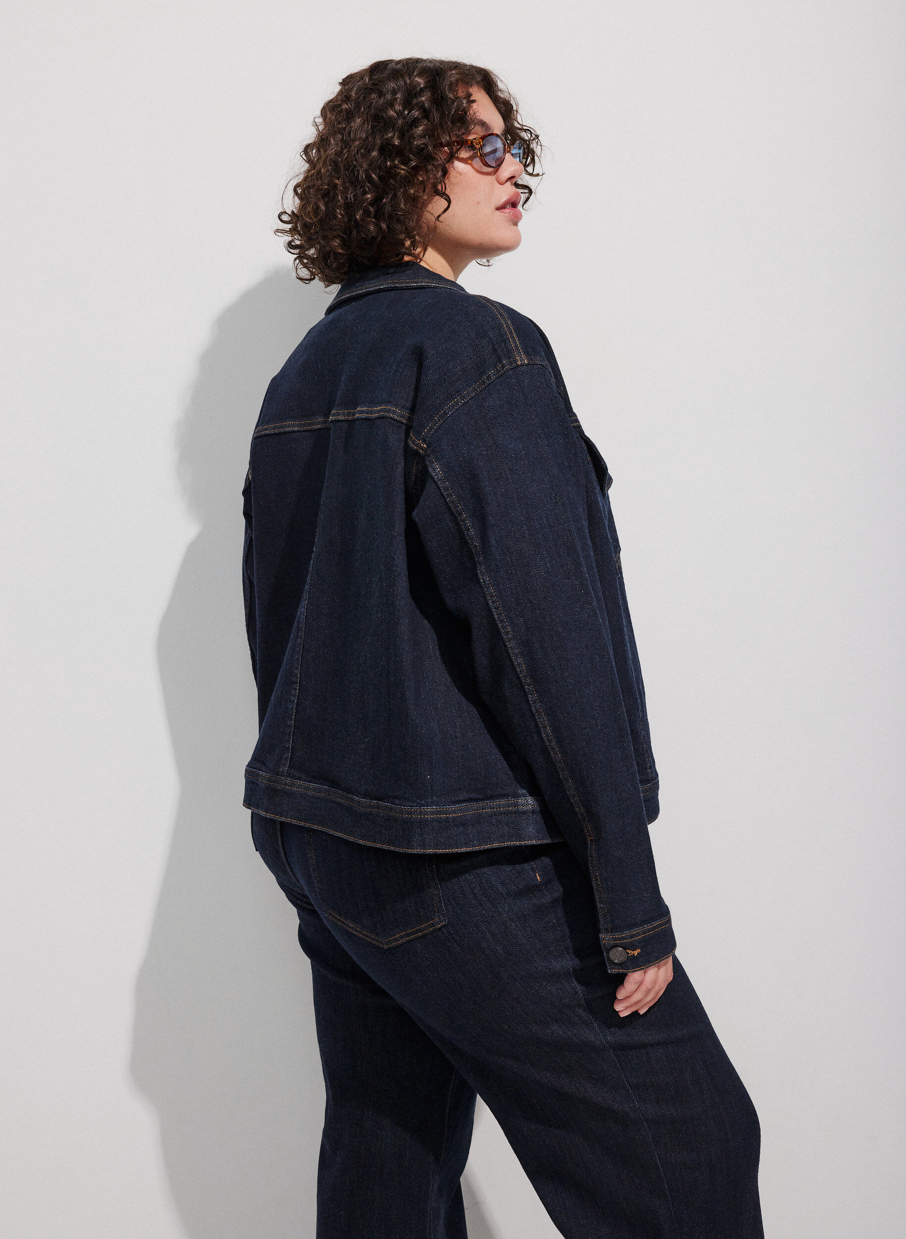 ZizziKlassisk denimjakke med kontrastsyninger, Bl&aring;, Model image number 2