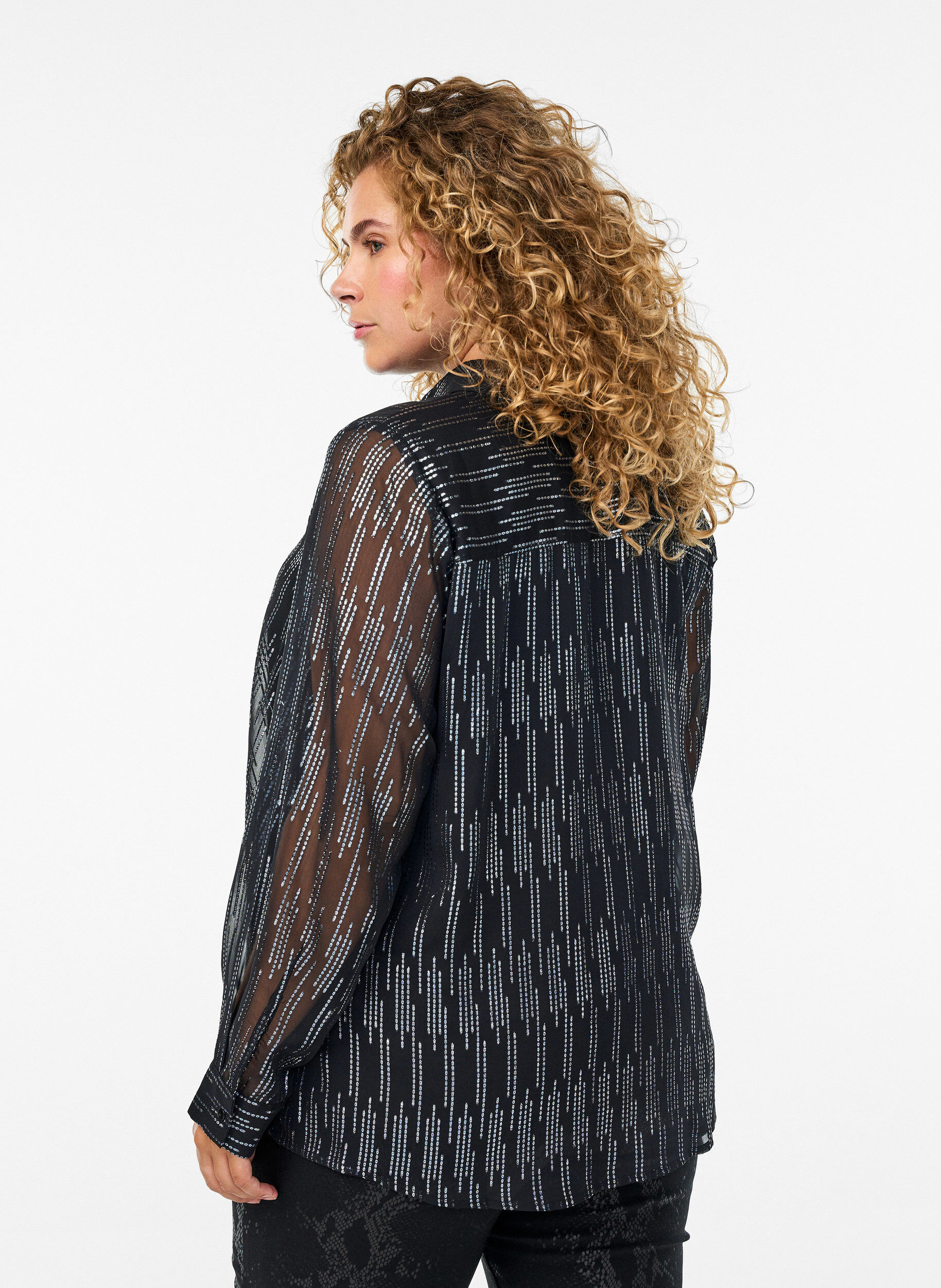Zizzi Skjorte med glitrende m&oslash;nster, Sort, Model image number 2
