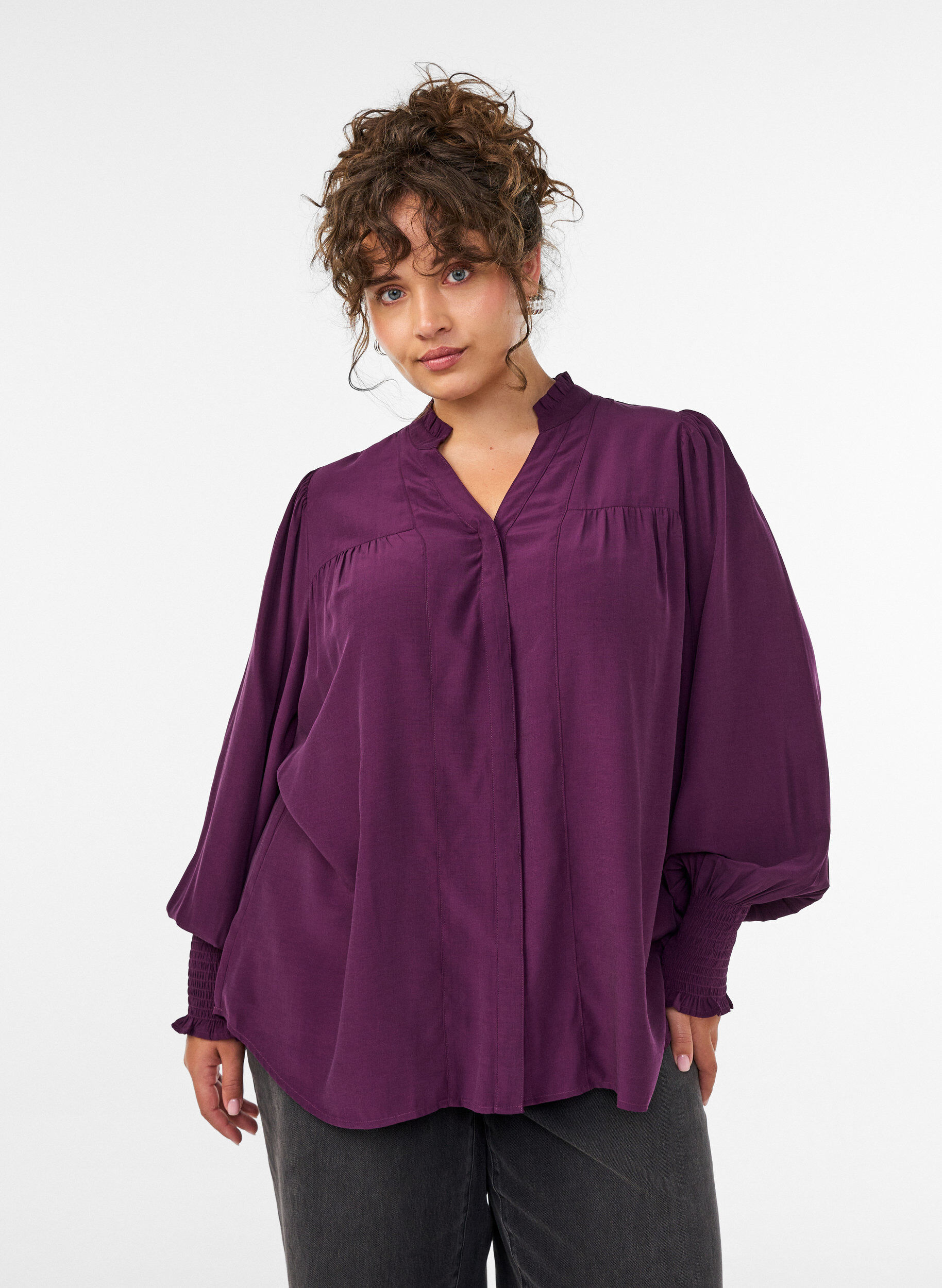 Skjortebluse med fl&aelig;sekrave og rynkedetaljer, Lilla, Model