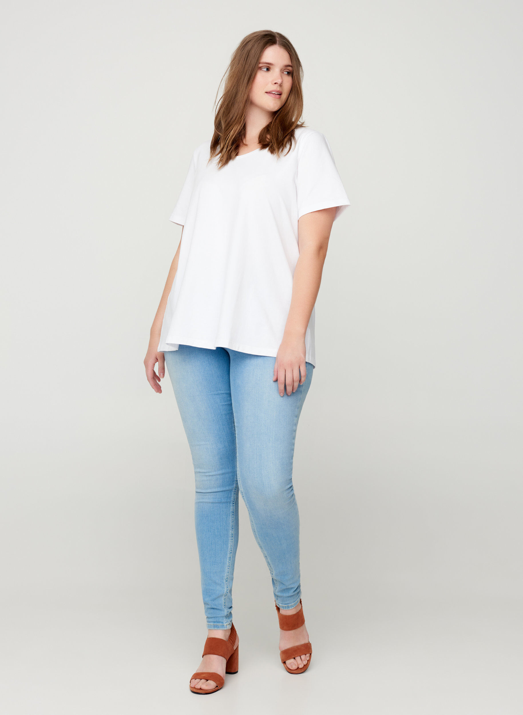 Zizzi Basis t-shirt med v-hals, Hvid, Model image number 1