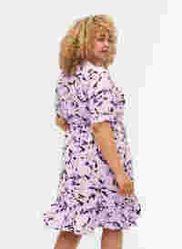Wrapkjole med print og korte ærmer, Purple AOP, Model