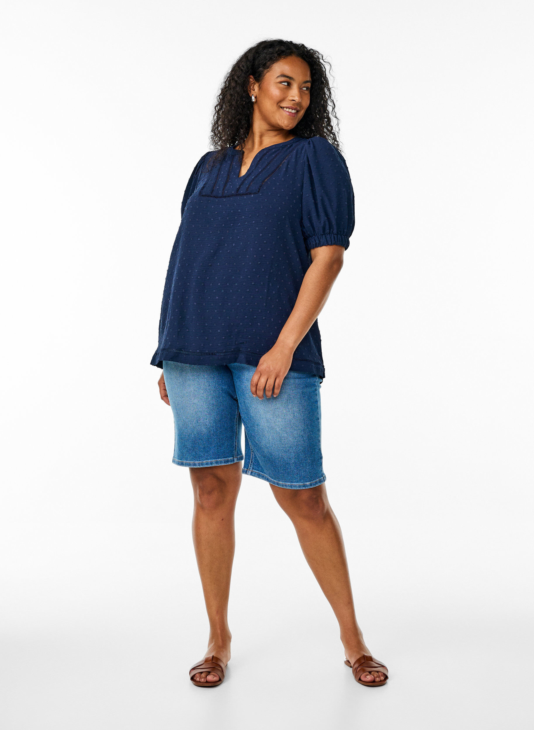 Zizzi Bluse med korte puf&aelig;rmer og prikket tekstur, Navy Blazer, Model image number 2