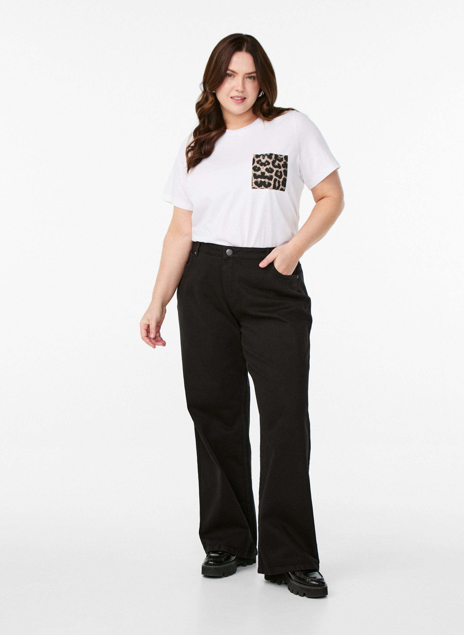 Zizzi T-shirt med brystlomme, Hvid, Model image number 1