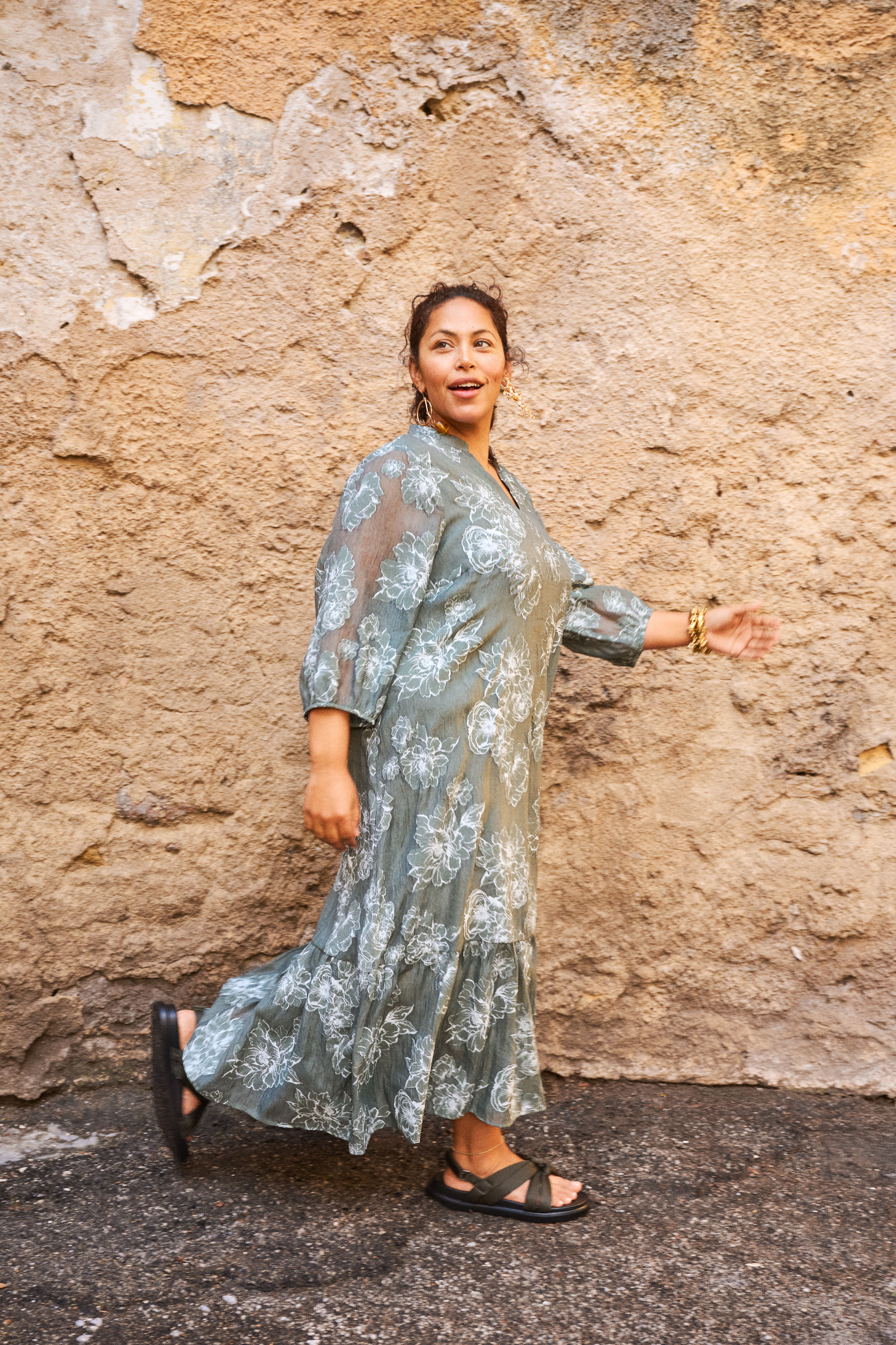 Gr&oslash;n midikjole med blomstermotiver, , Model