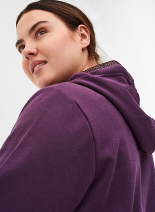 Lang sweatshirt med hætte og stor lomme, Blackberry Wine, Model image number 2