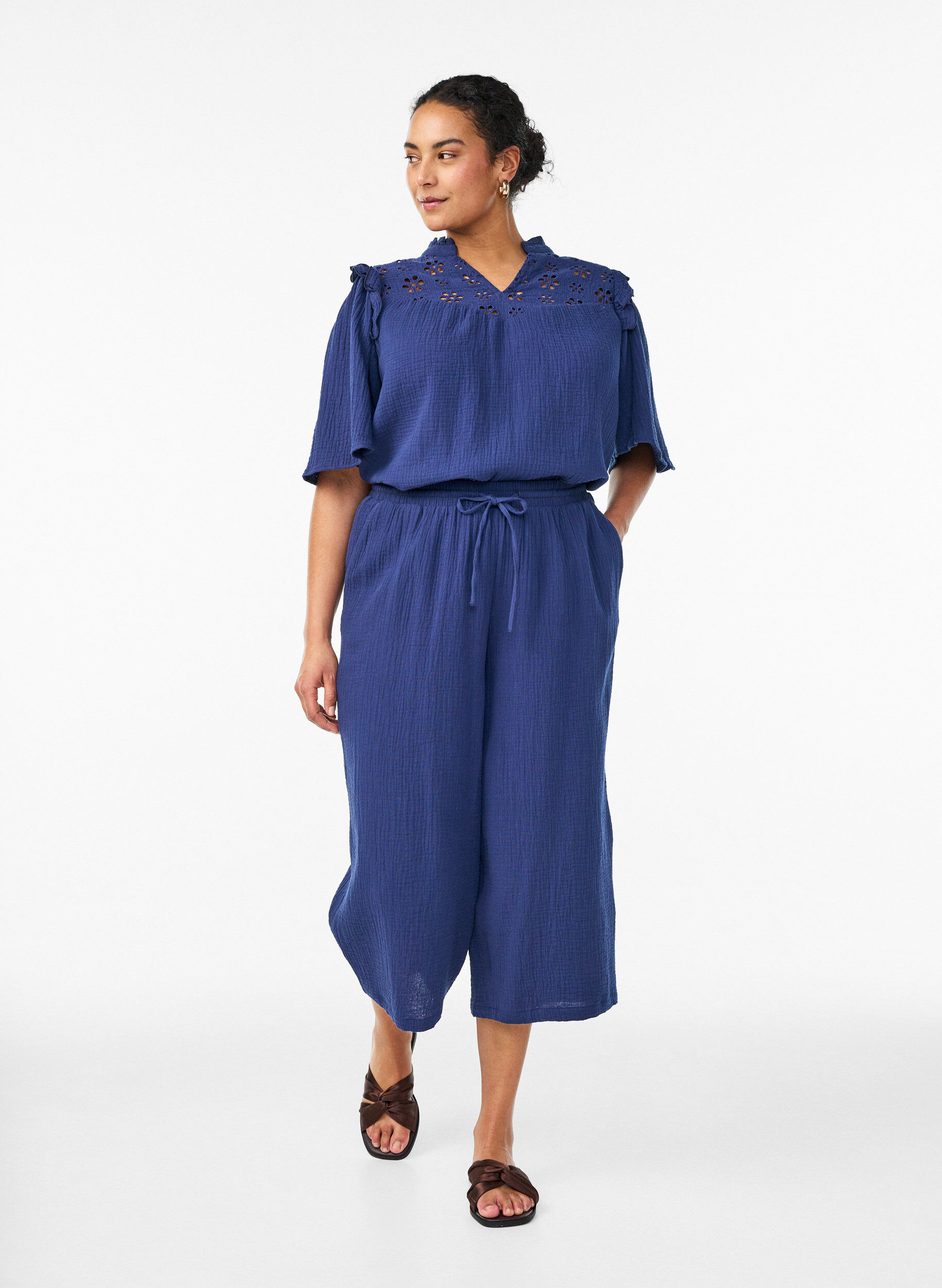 Zizzi Bluse i bomuldsmusselin med broderie anglaise og 1/2 &aelig;rmer, Bl&aring;, Model image number 1