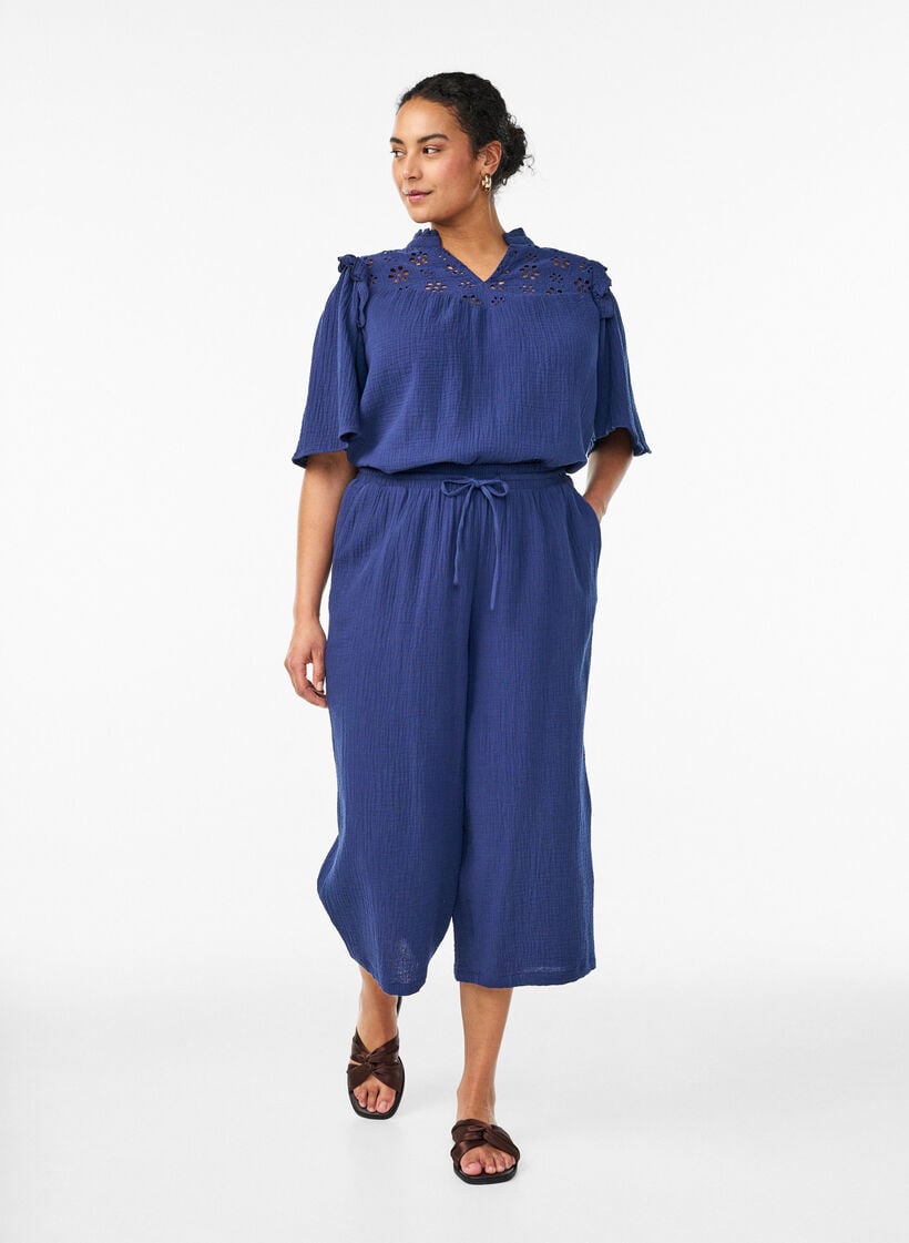 Bluse i bomuldsmusselin med broderie anglaise og 1/2 &aelig;rmer, Bl&aring;, Model image number 1