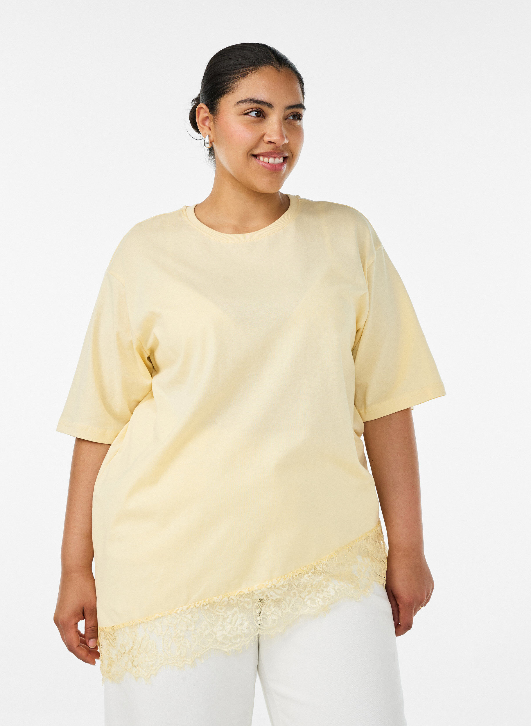 ZizziT-shirt med asymmetrisk blondekant, Gul, Model image number 0