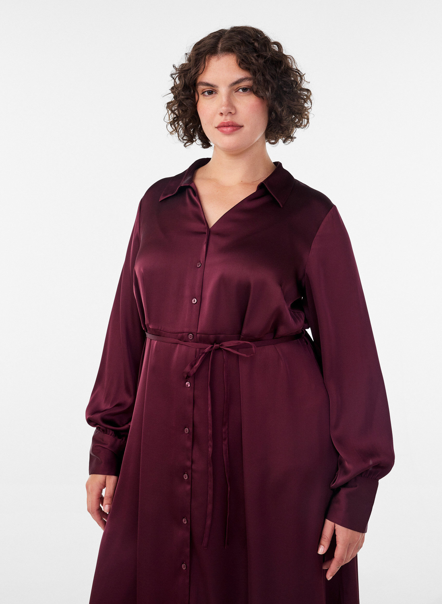 Skjortekjole i satinlook med bindeb&aring;nd, R&oslash;d, Model