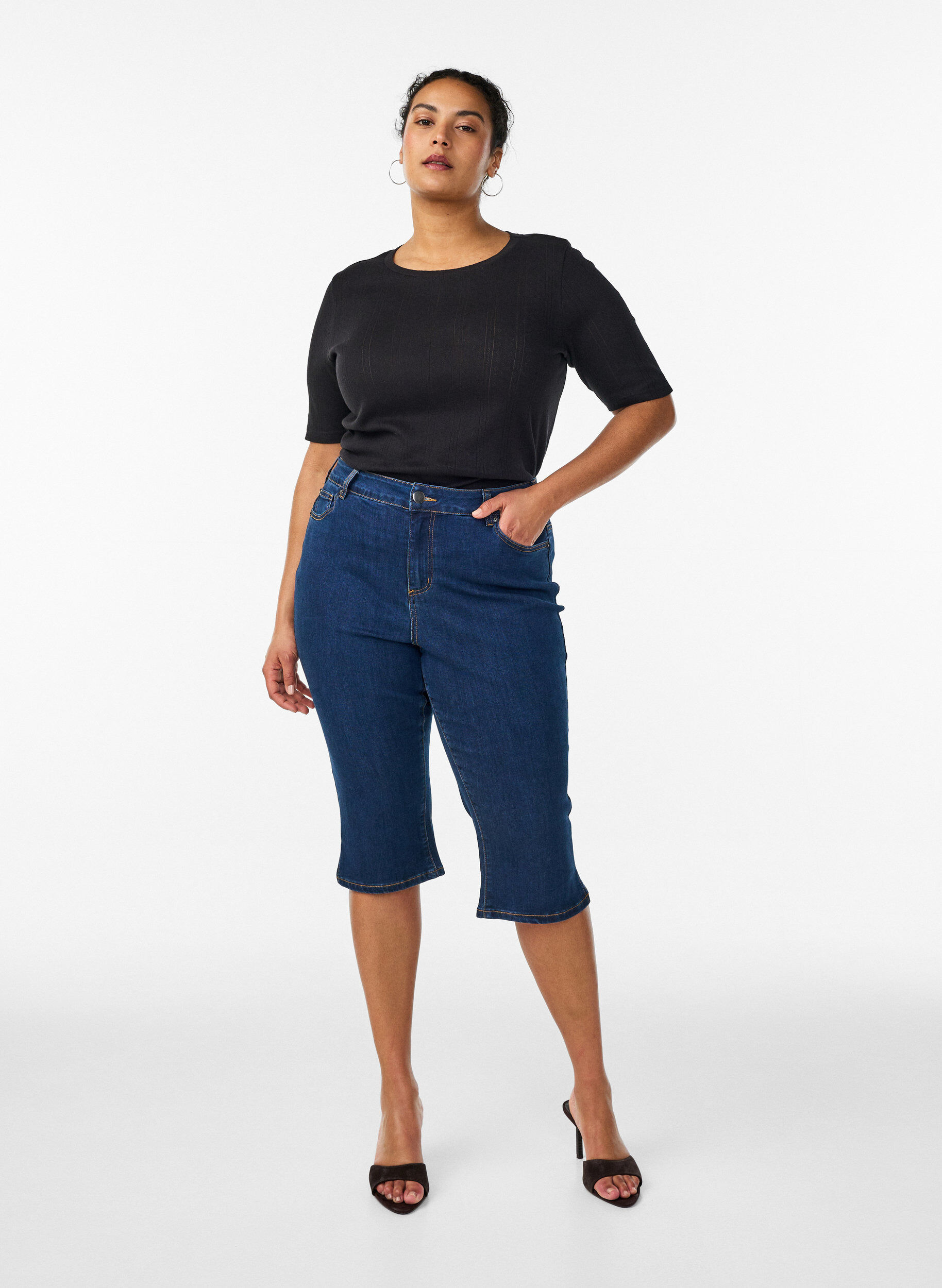 Zizzi T-shirt i bomuld med hulm&oslash;nster, Sort, Model image number 1