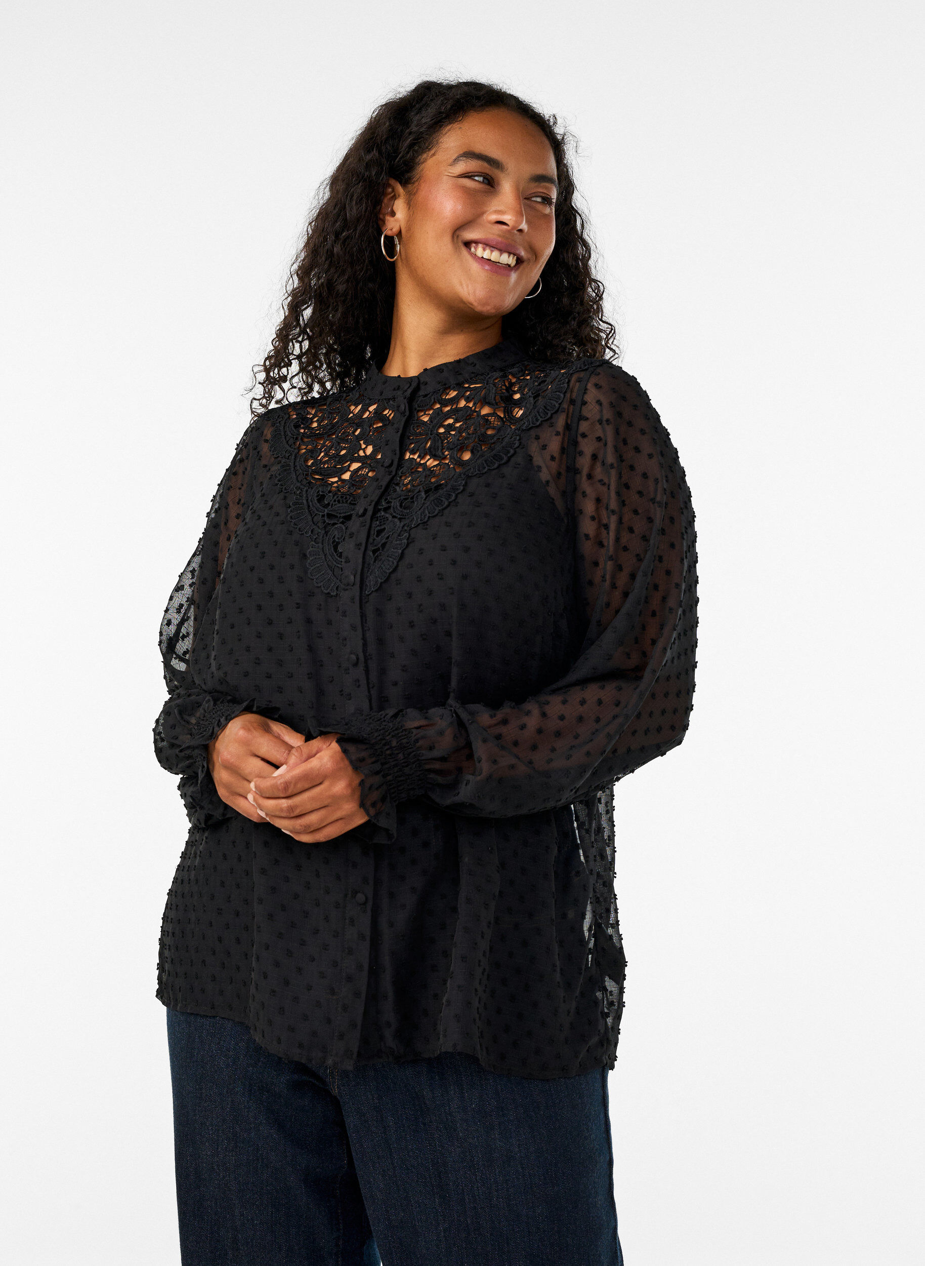Skjortebluse med blondeindsats og dot-m&oslash;nster, Sort, Model