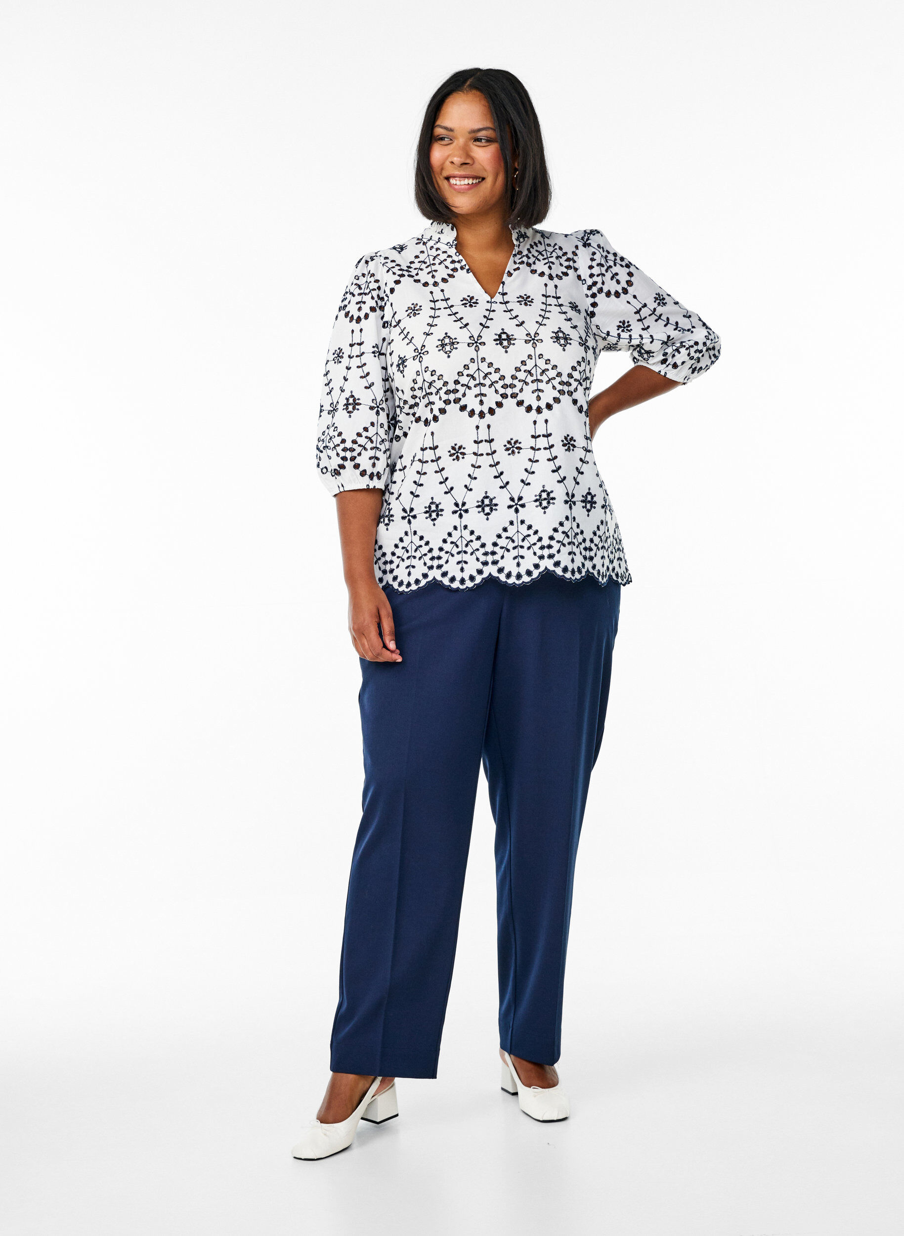 Zizzi 3/4 &aelig;rmet bluse med kontrastfarvet broderi anglaise, Hvid, Model image number 1