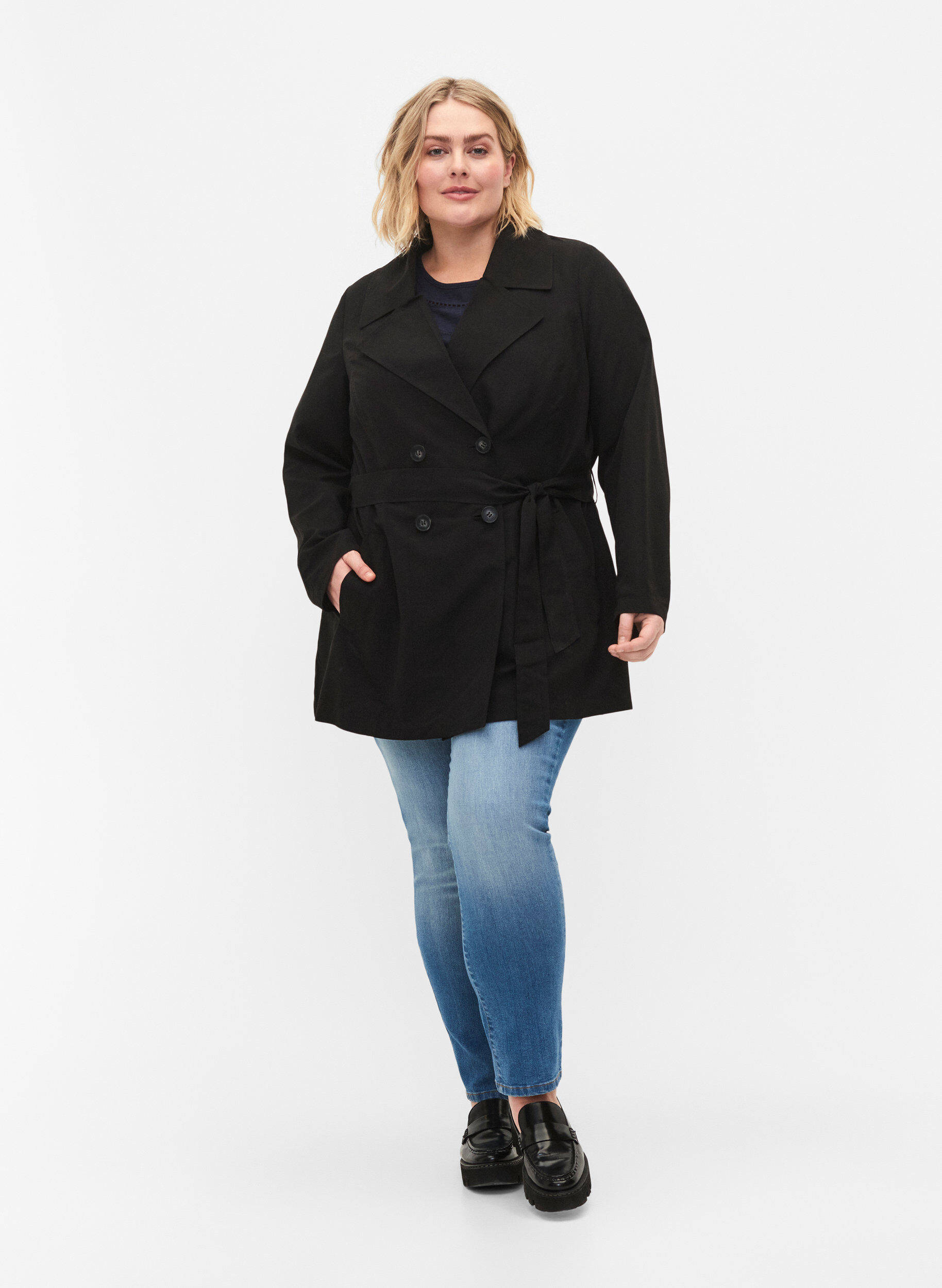 Zizzi Trenchcoat med b&aelig;lte og lommer, Black, Model image number 2