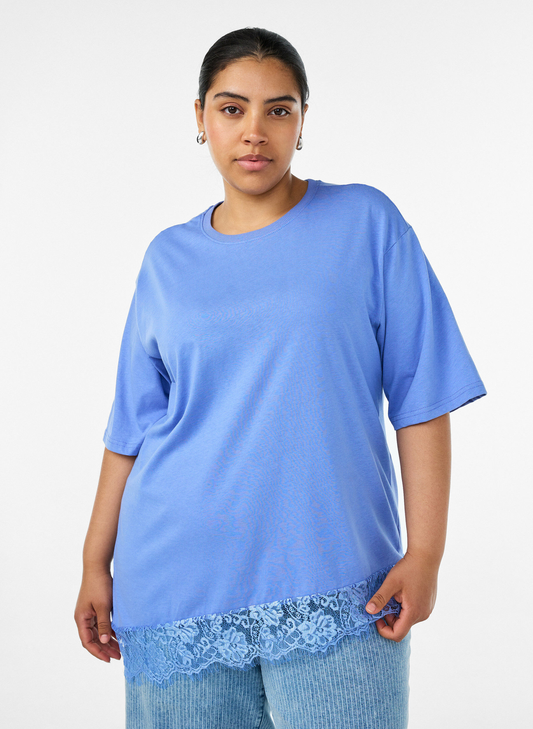 T-shirt med asymmetrisk blondekant, Lilla, Model