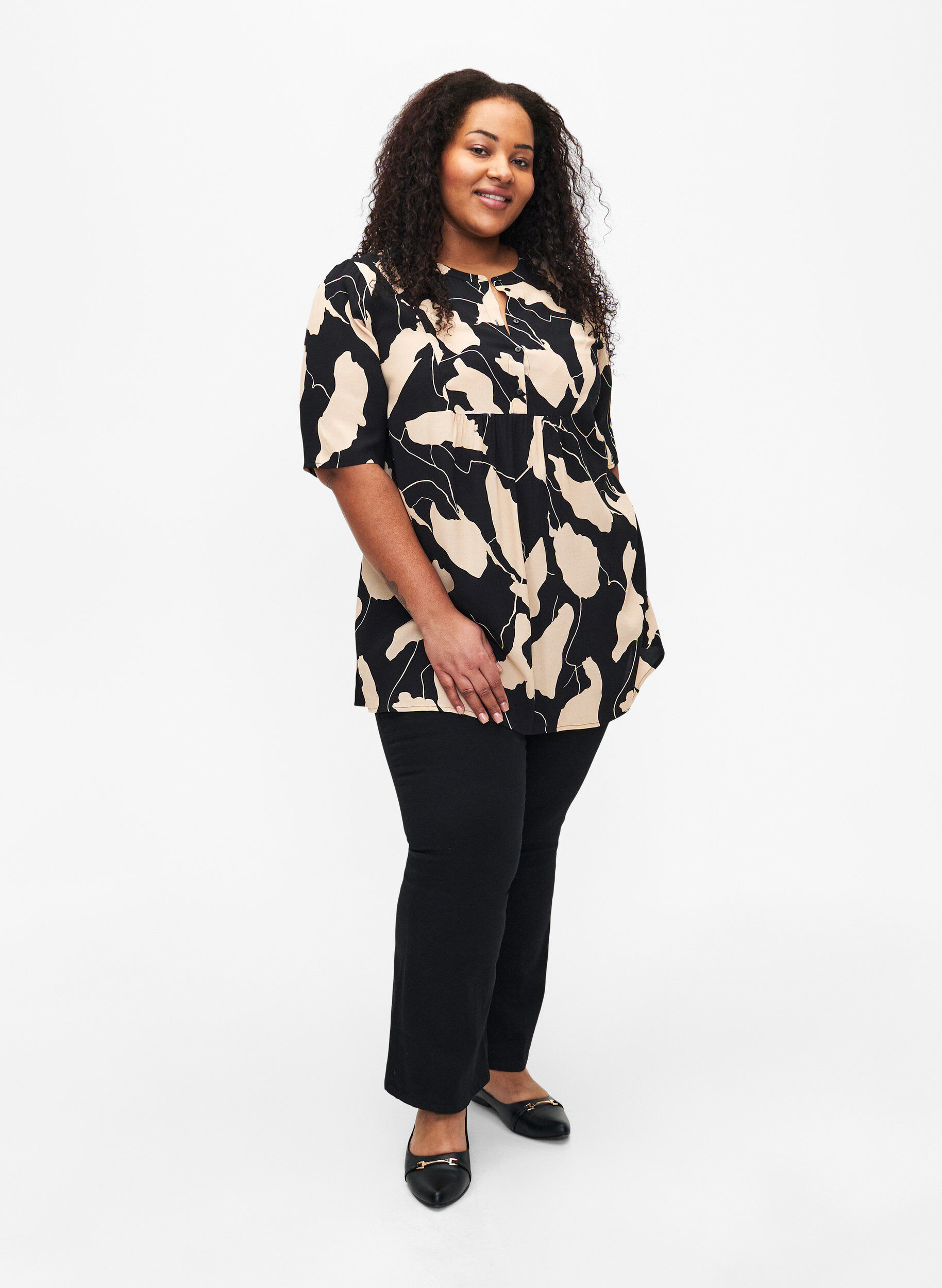 Zizzi Printet tunika i viskose, Black AOP, Model image number 2