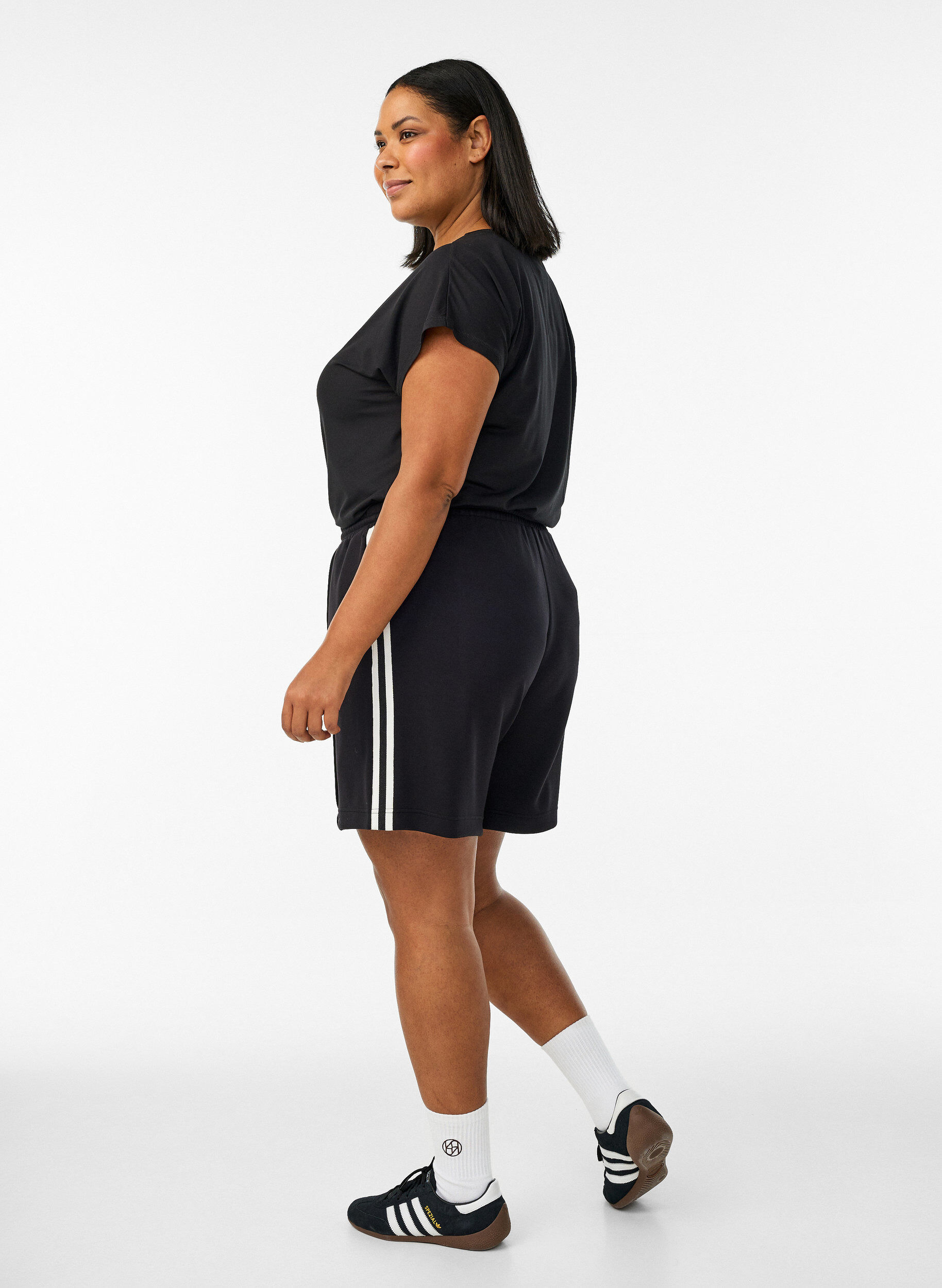 Zizzi Shorts med h&oslash;j talje og stribedetaljer, Sort, Model image number 2