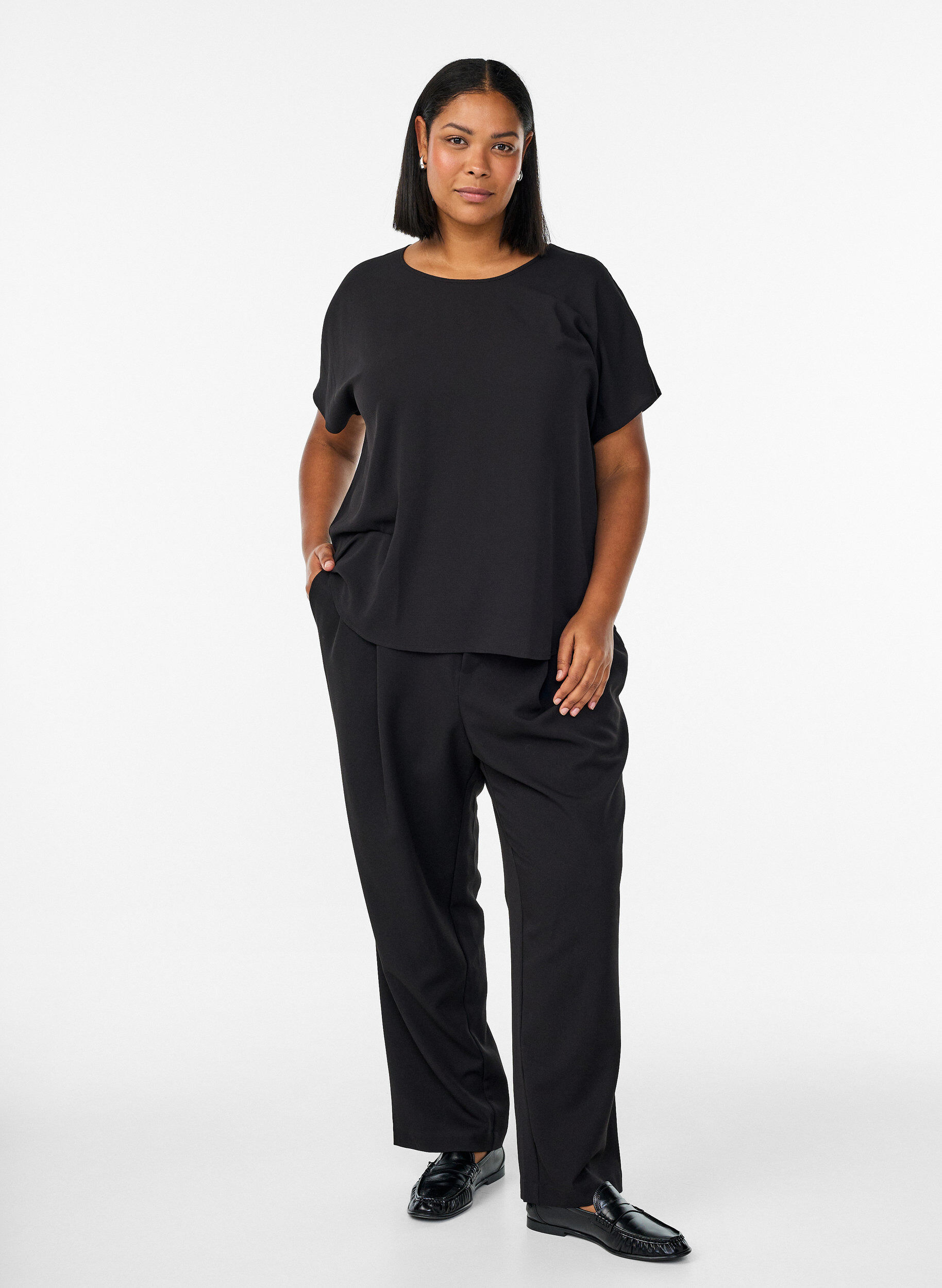 ZizziBluse med korte &aelig;rmer og rund halsudsk&aelig;ring, Sort, Model image number 1