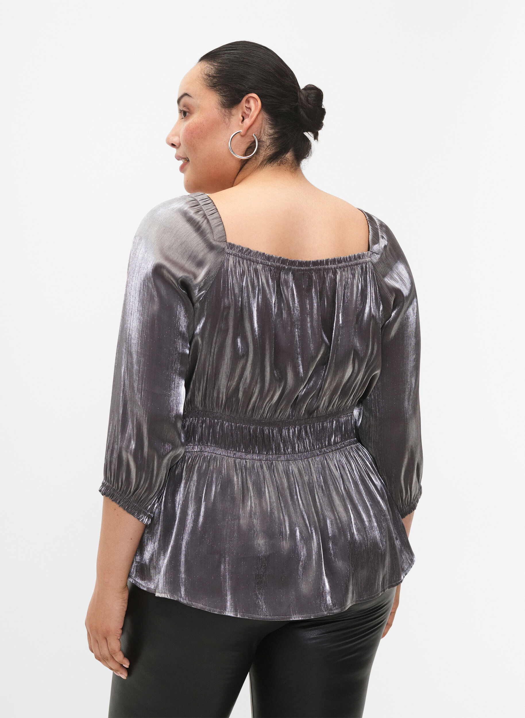 Zizzi S&oslash;lvfarvet bluse med 3/4 &aelig;rmer og smock, Dark Silver, Model image number 1