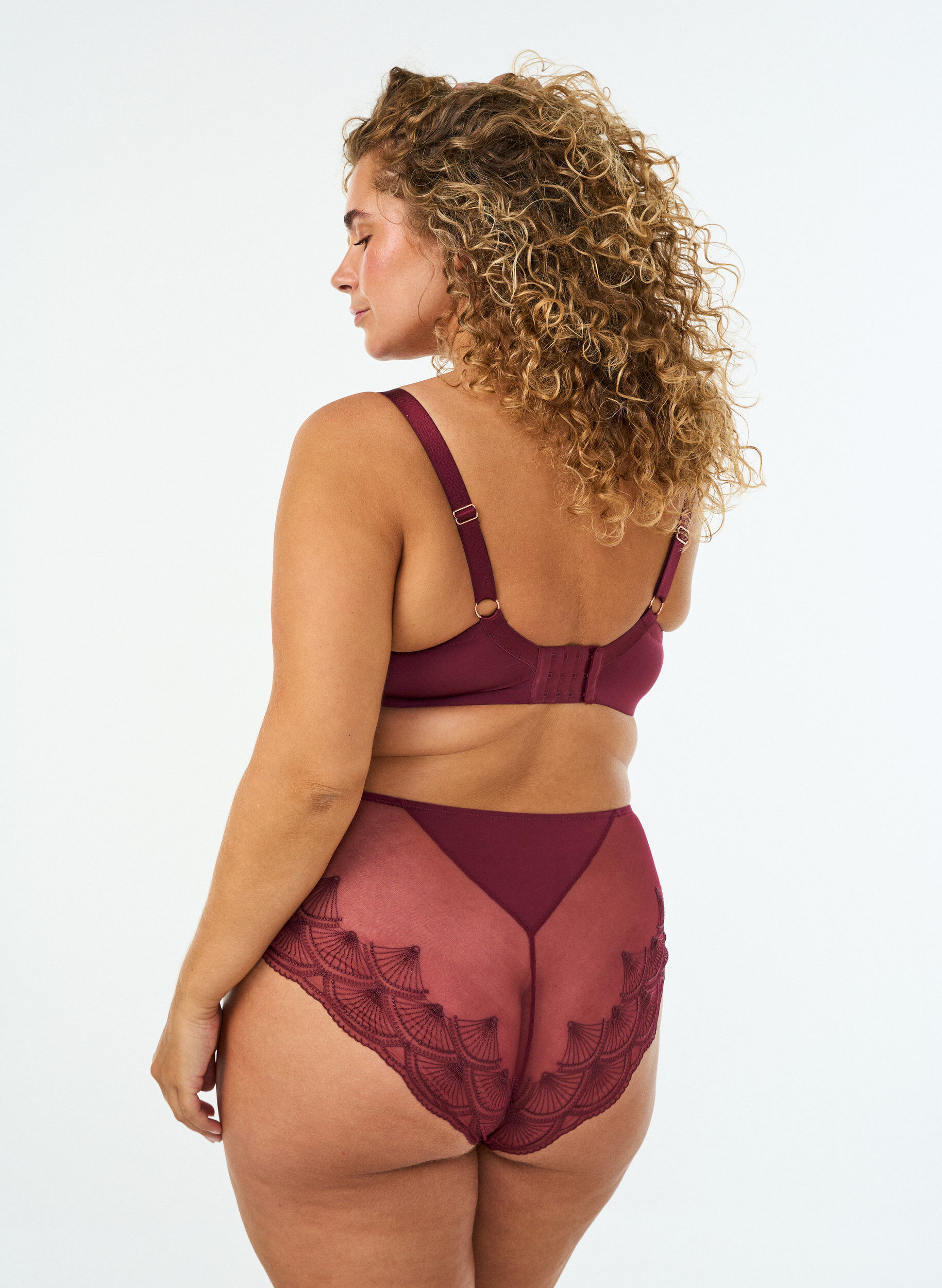 ZizziTrusser med mesh og broderede blondekanter, R&oslash;d, Model image number 1