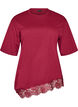 T-shirt med asymmetrisk blondekant, R&oslash;d, Packshot image number 0