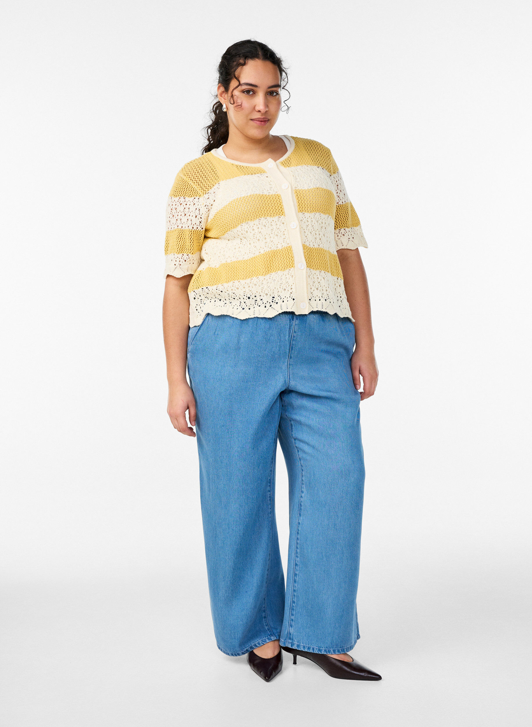 Zizzi Strikket cardigan med hulm&oslash;nster og striber, Gul, Model image number 1