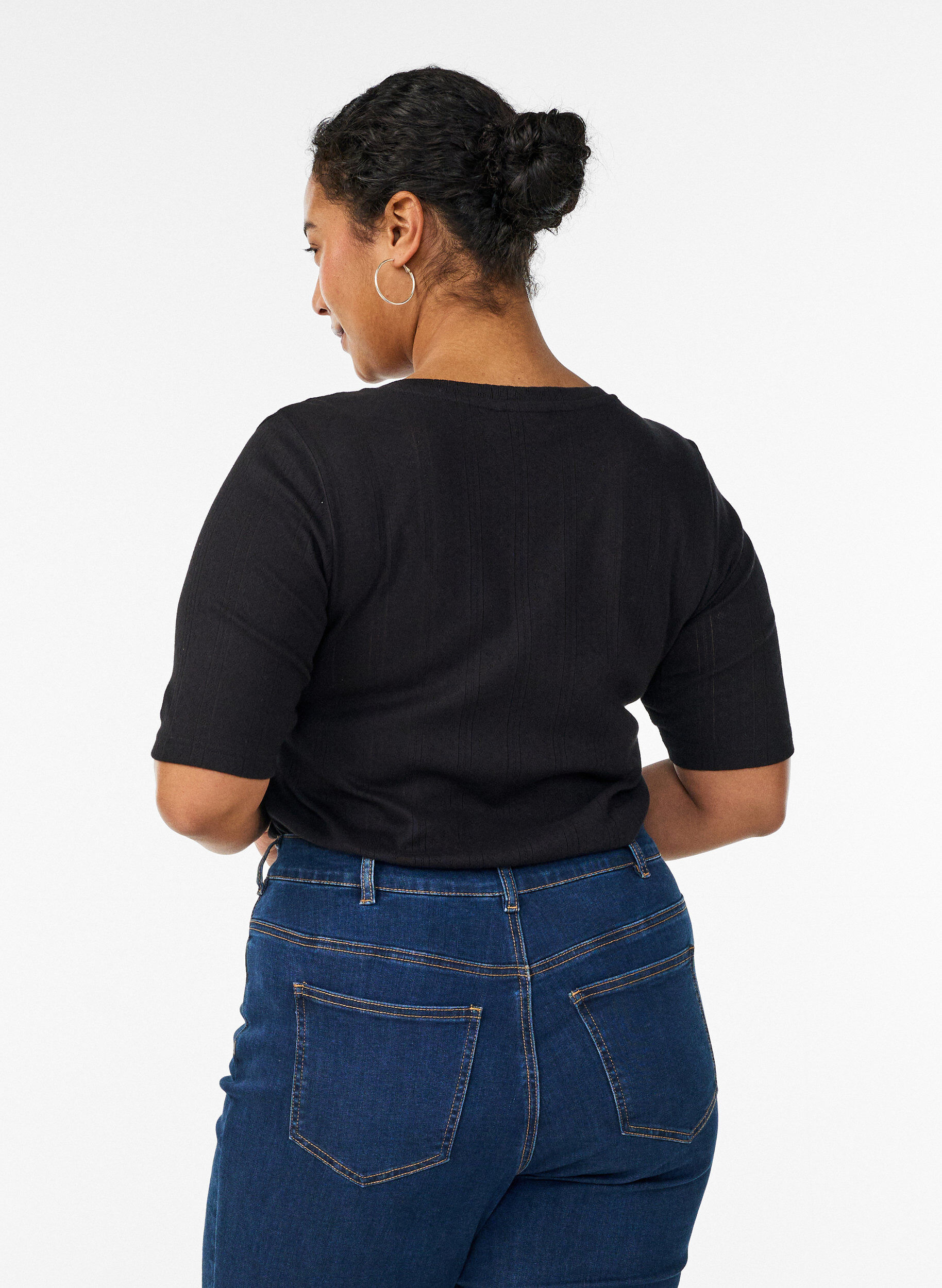 Zizzi T-shirt i bomuld med hulm&oslash;nster, Sort, Model image number 2