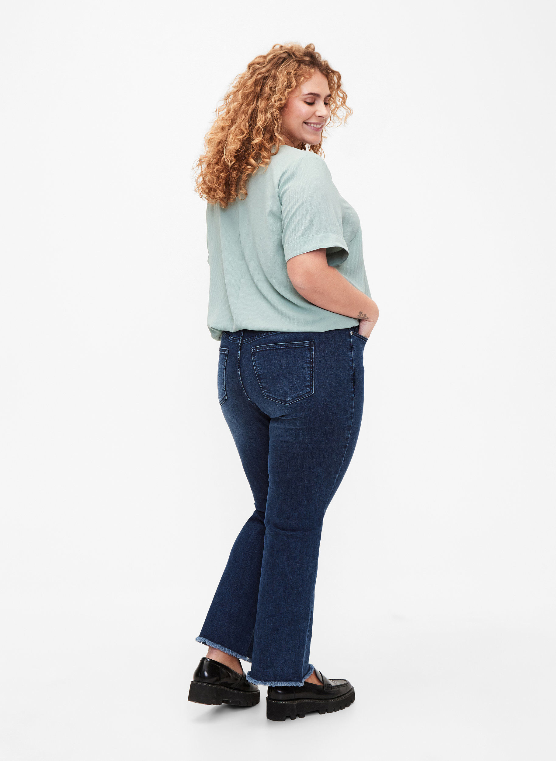 Zizzi Ellen bootcut jeans med r&aring; kant , Blue denim, Model image number 1