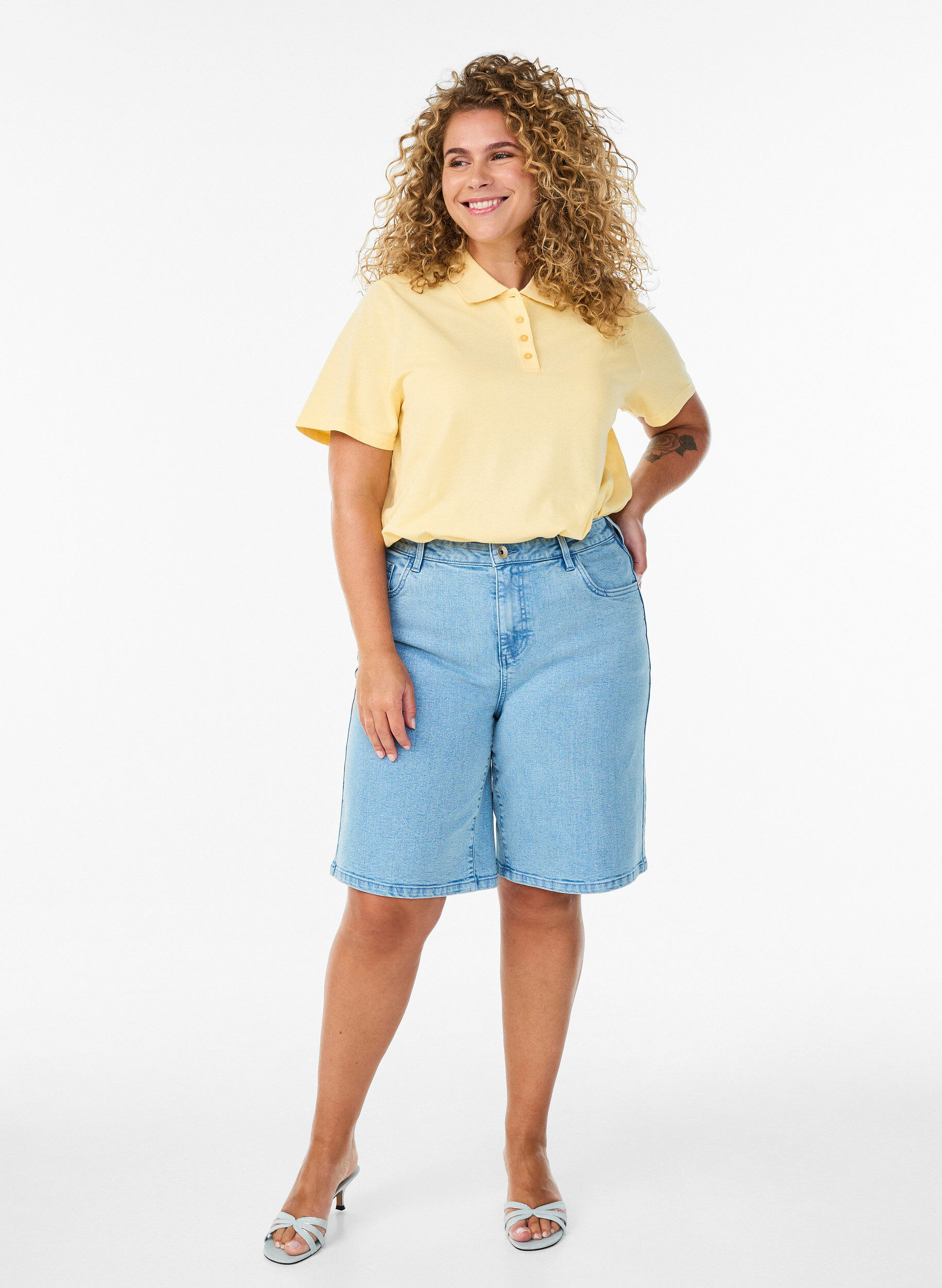 Zizzi L&oslash;se denimshorts med h&oslash;j talje, Bl&aring;, Model image number 1