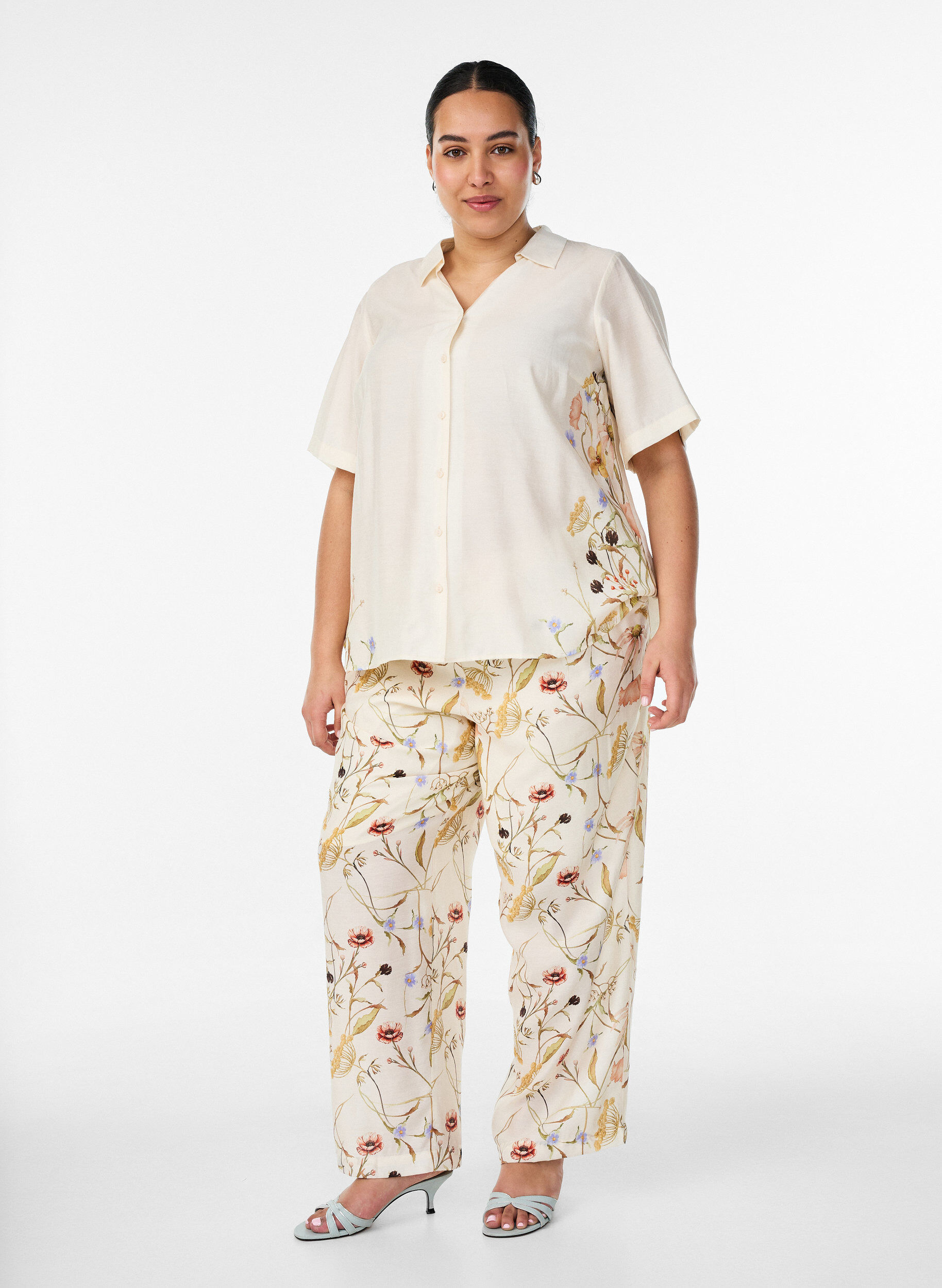 Bukser i viskose med h&oslash;j talje og blomsterprint, Beige, Model