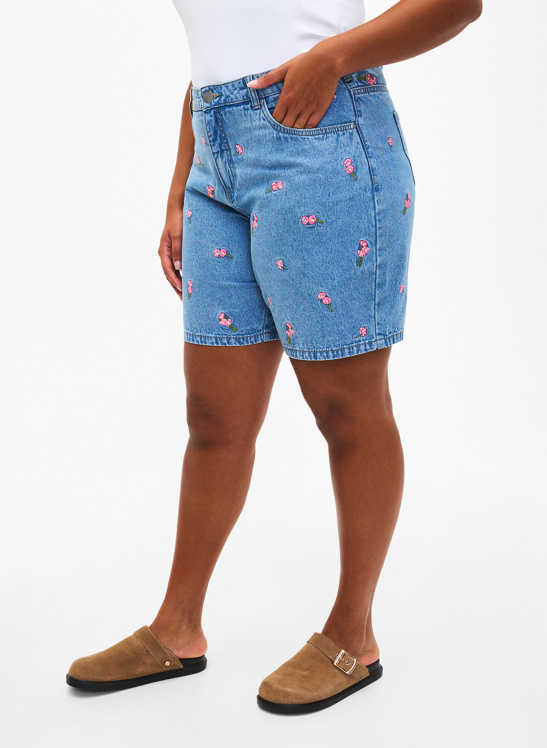 Zizzi Denim shorts med broderede blomster, Bl&aring;, Model image number 3
