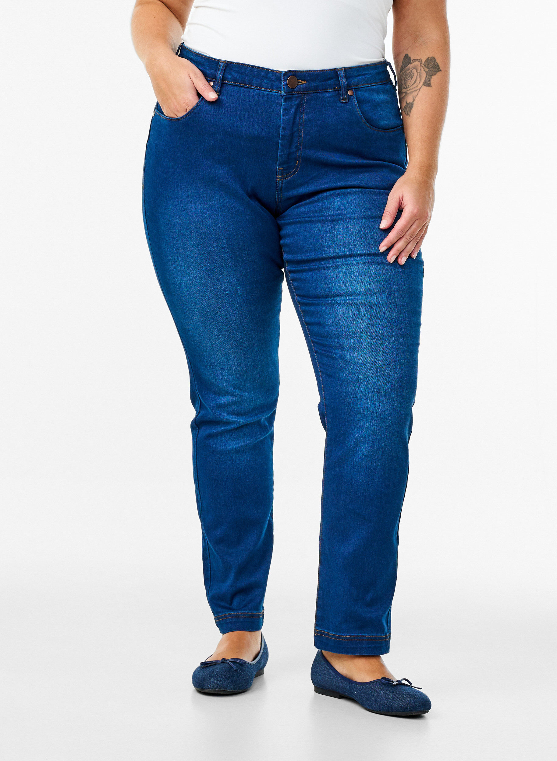 ZizziSlim fit Emily jeans med regul&aelig;r talje, Bl&aring;, Model image number 2